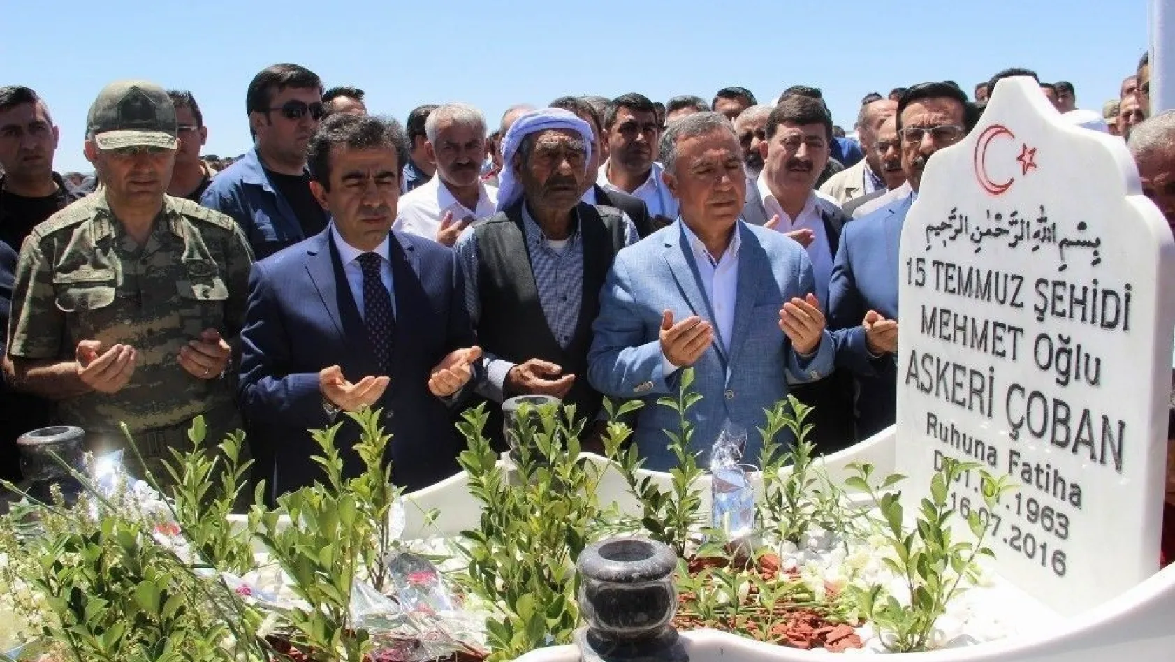 Diyarbakır'da 15 Temmuz şehitlerinin mezarları ziyaret edildi
