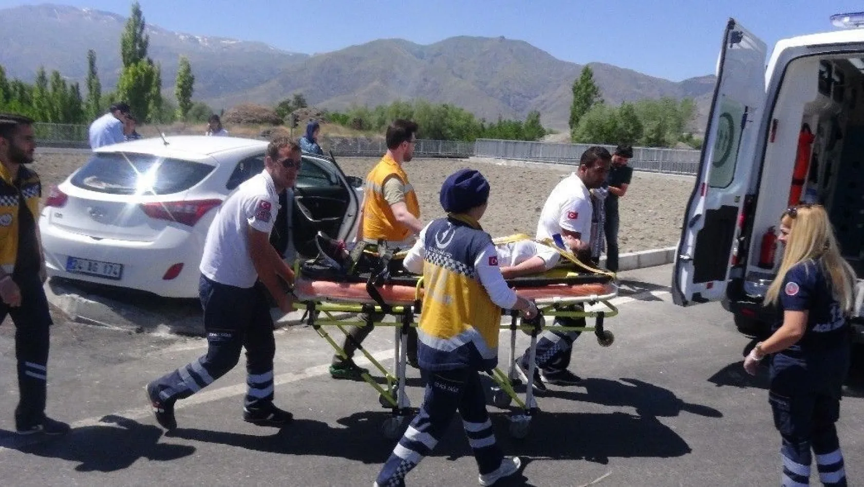 Erzincan'da 2 otomobil çarpıştı: 10 yaralı