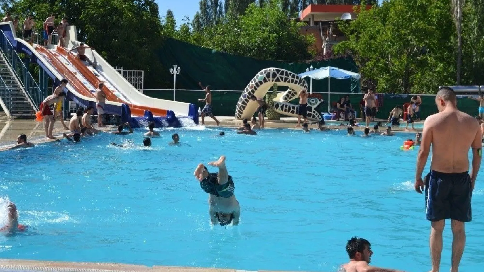 Sıcak havalardan bunalan vatandaşlar havuzlara akın ediyor
