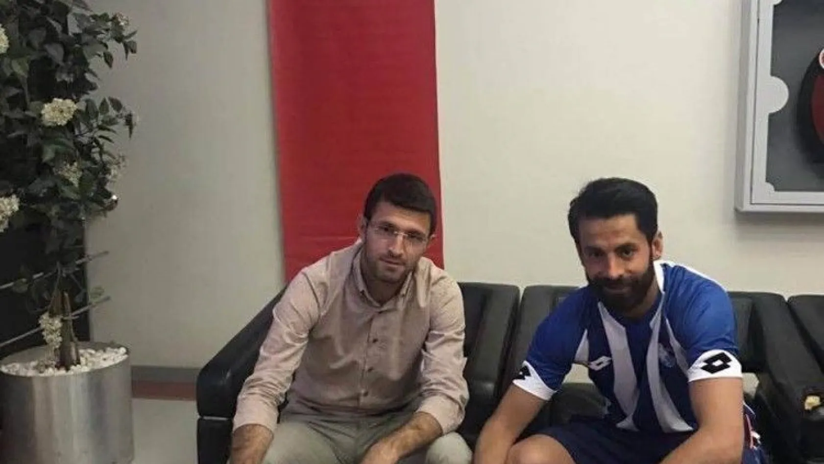B.B.Erzurumspor, iç transferde üç oyuncusu ile sözleşme imzaladı
