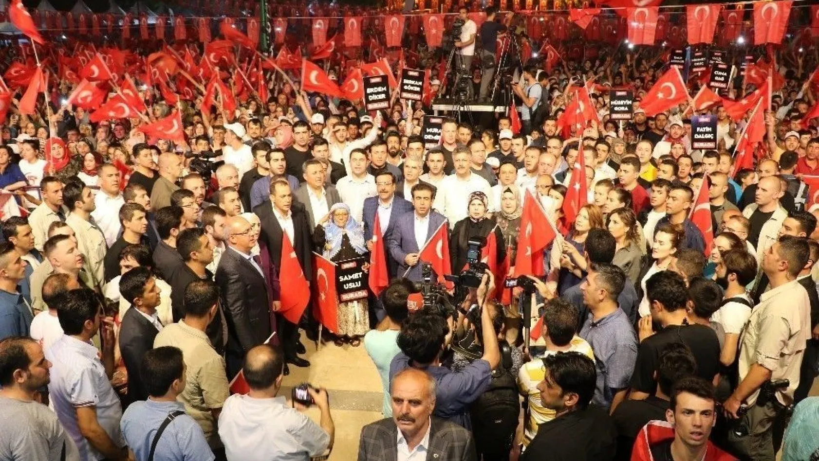 Diyarbakır'da binler demokrasi nöbetinde
