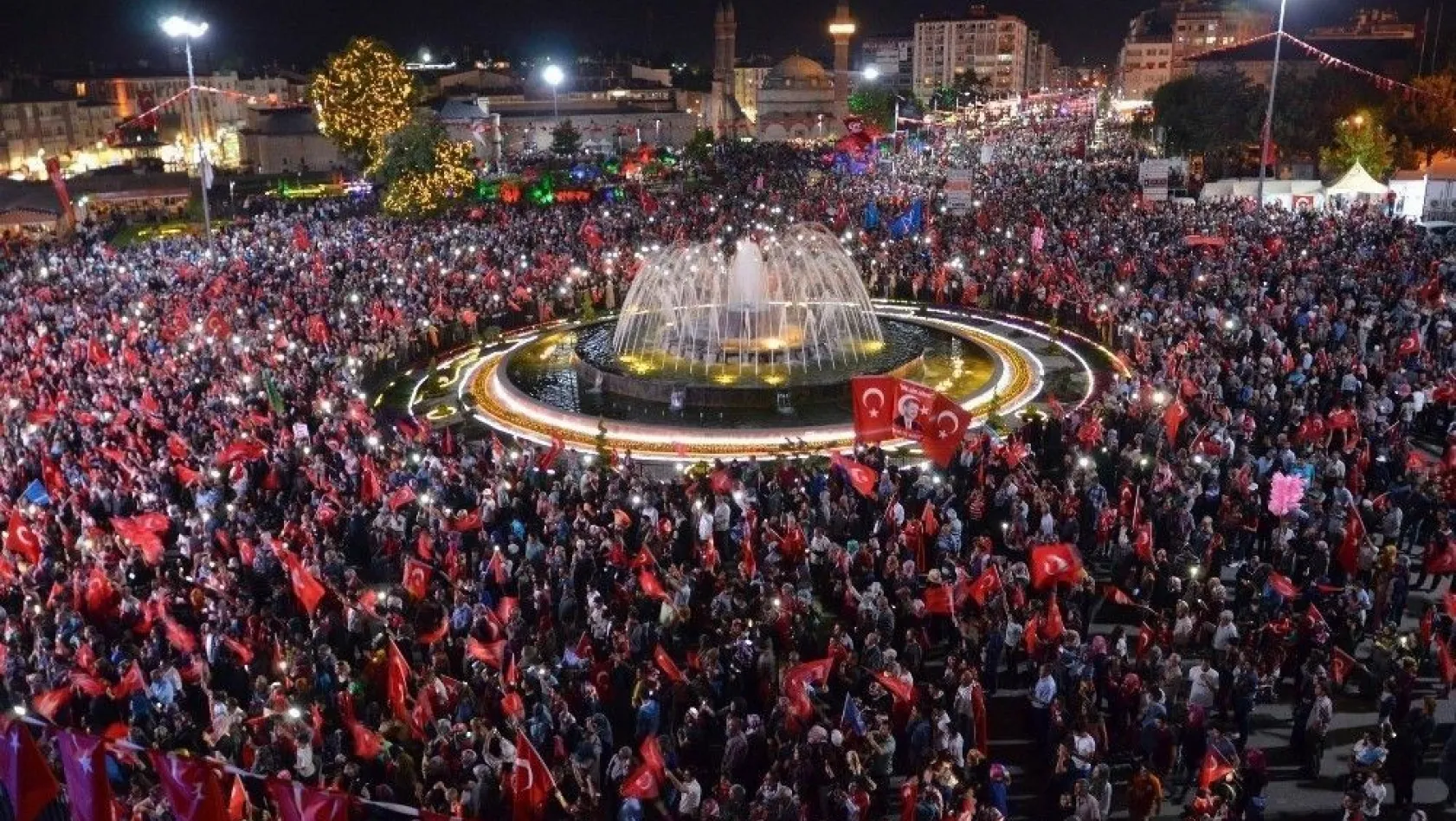 Sivas'ta binler sokağa döküldü
