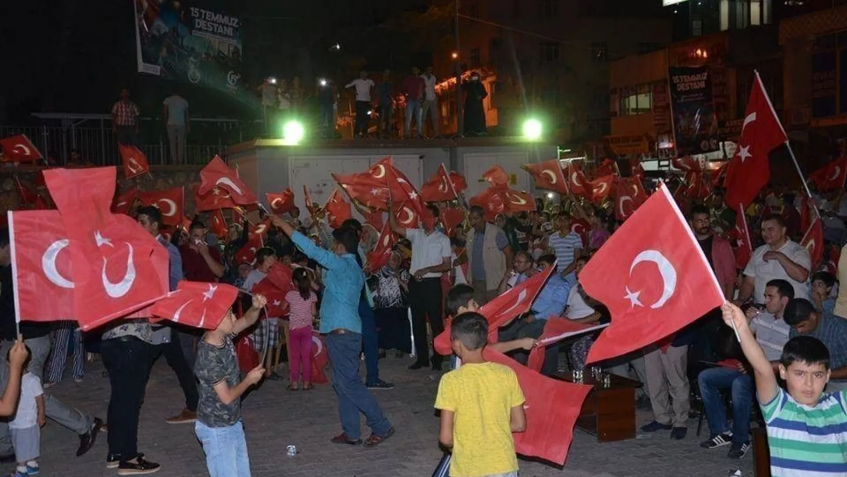 Çermik ve Çüngüş'te binlerce vatandaş FETÖ ve PKK'yı lanetledi
