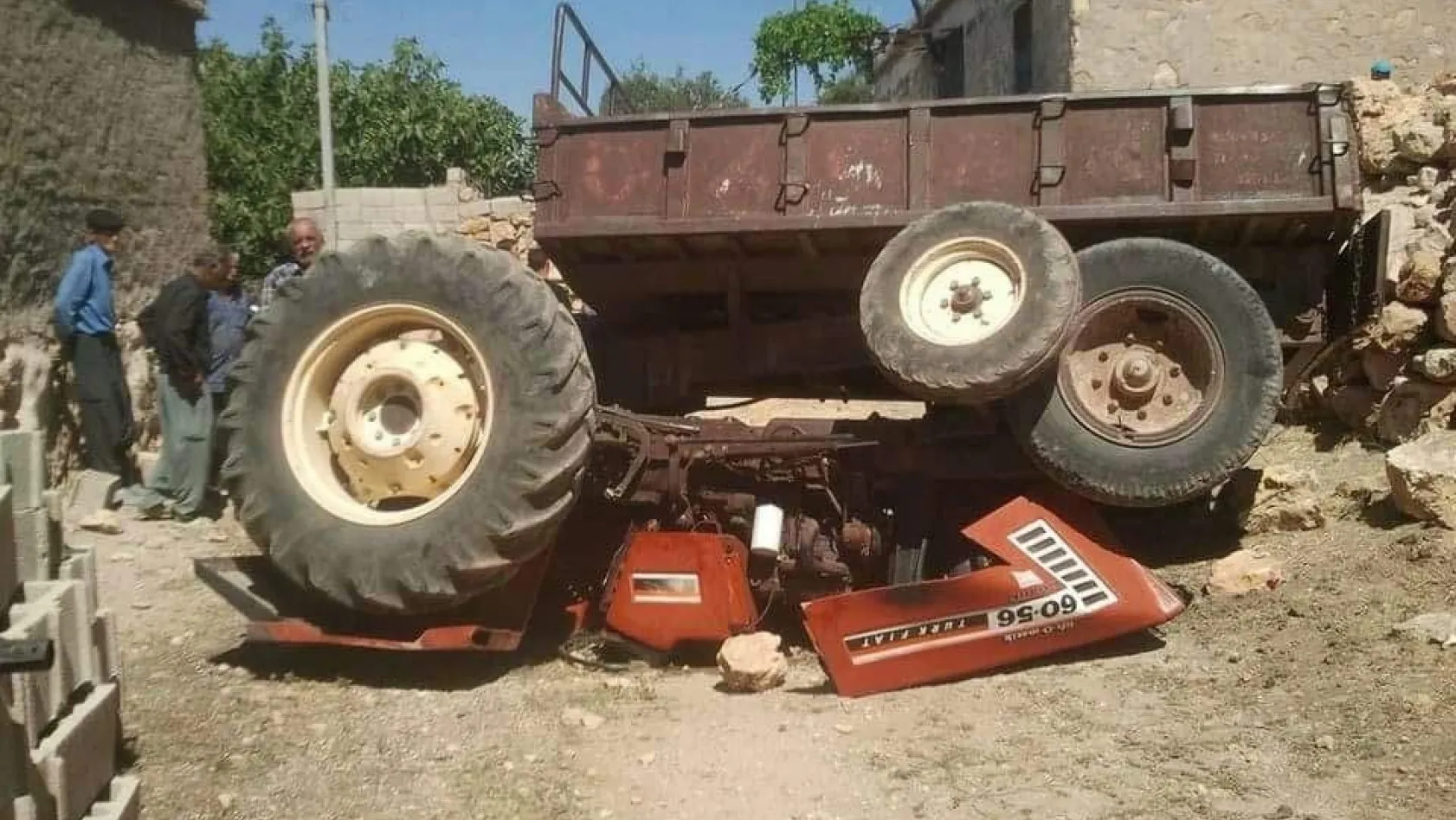 Çalıştırdığı traktörün altında kalan çocuk yaralandı

