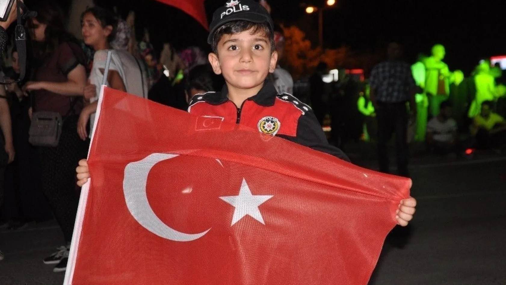 Sivas'ta binler demokrasi nöbeti tuttu
