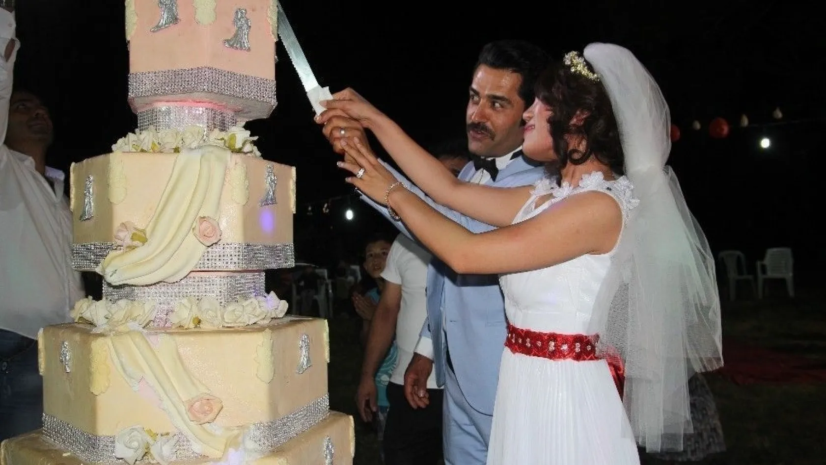Japon geline Türk usulü düğün
