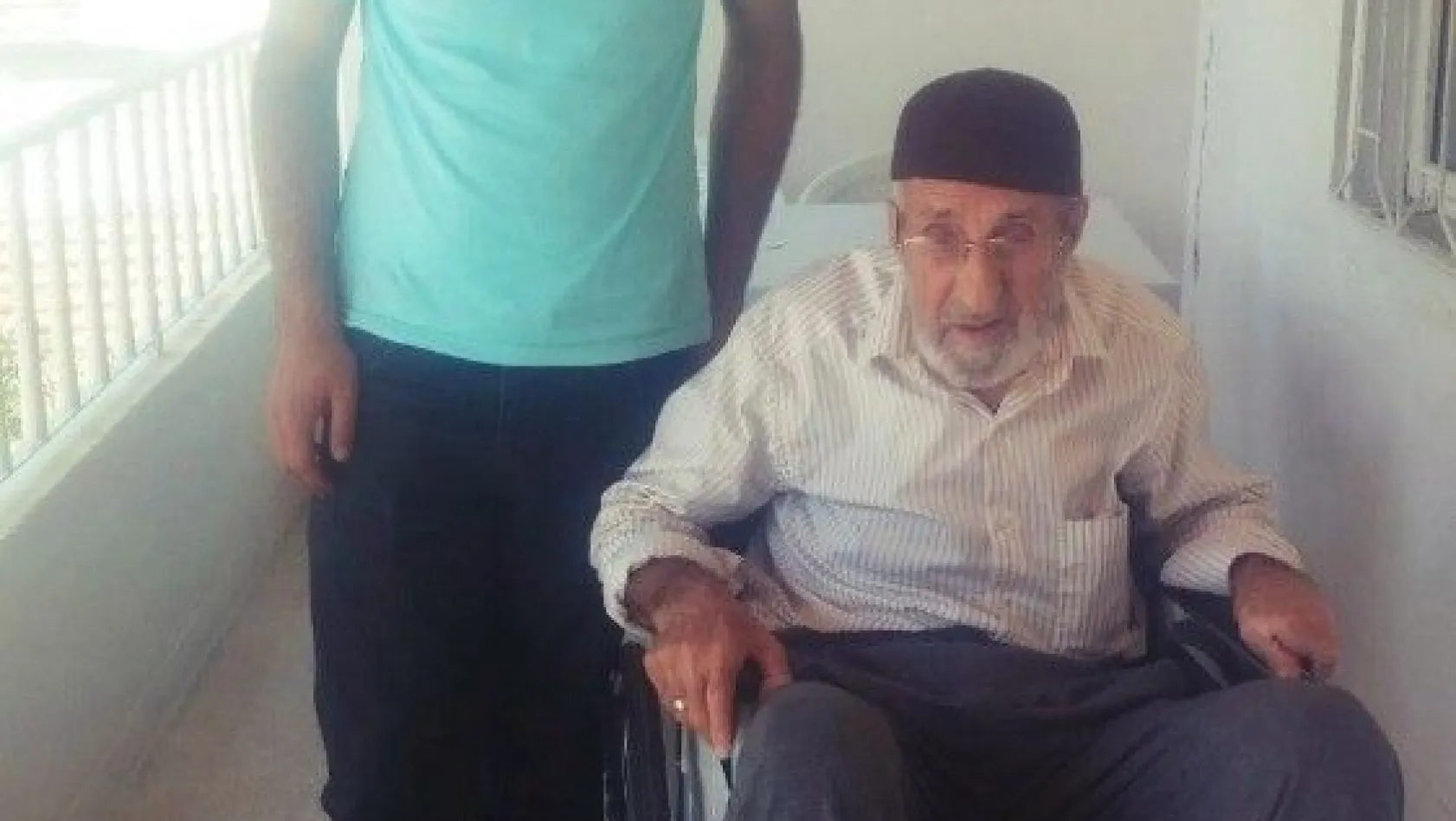 93 yaşındaki Aydın'a tekerlekli sandalye hediye edildi
