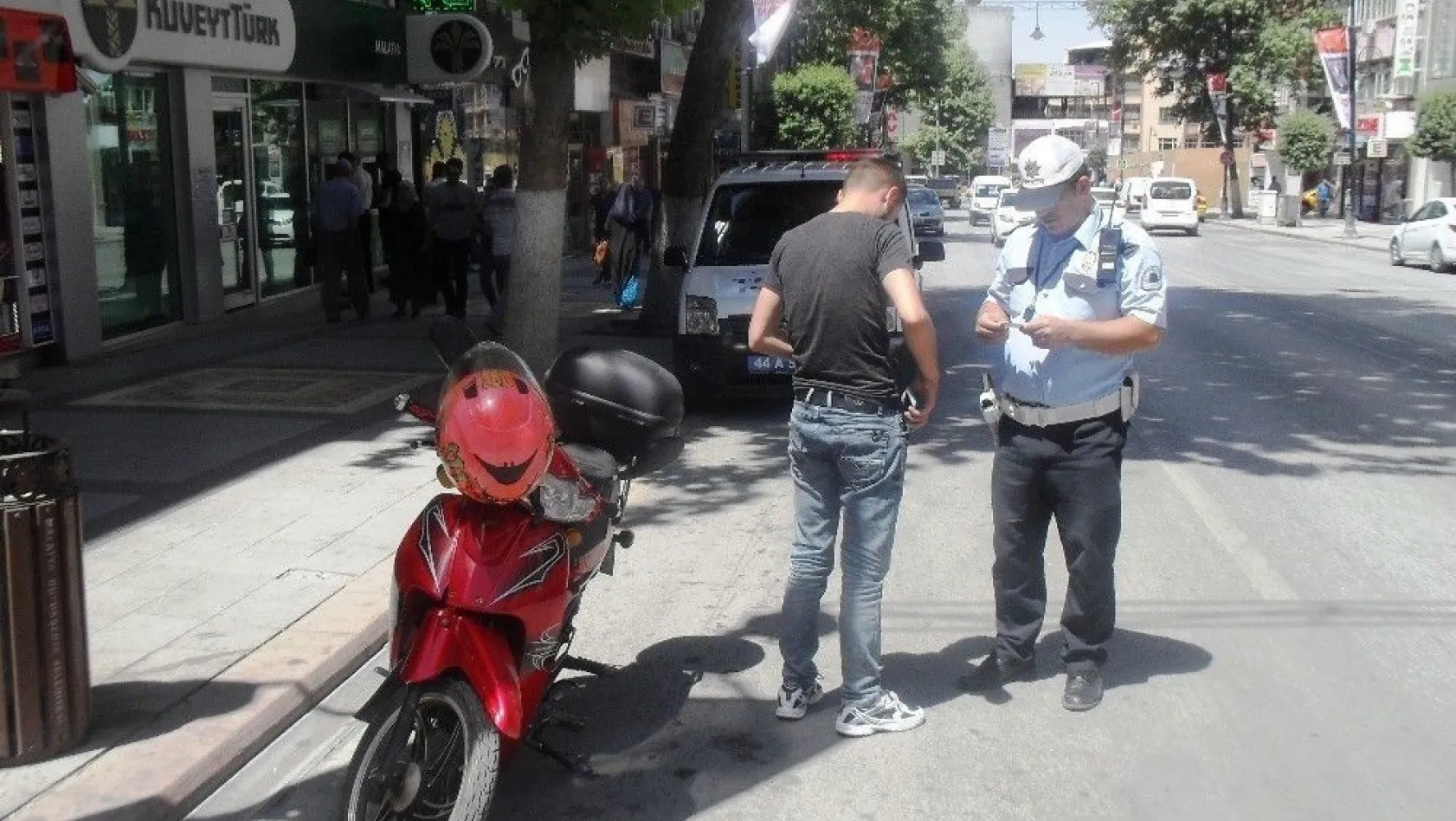Polis kurallara uymayan motosiklet sürücülerine ceza yağdırdı
