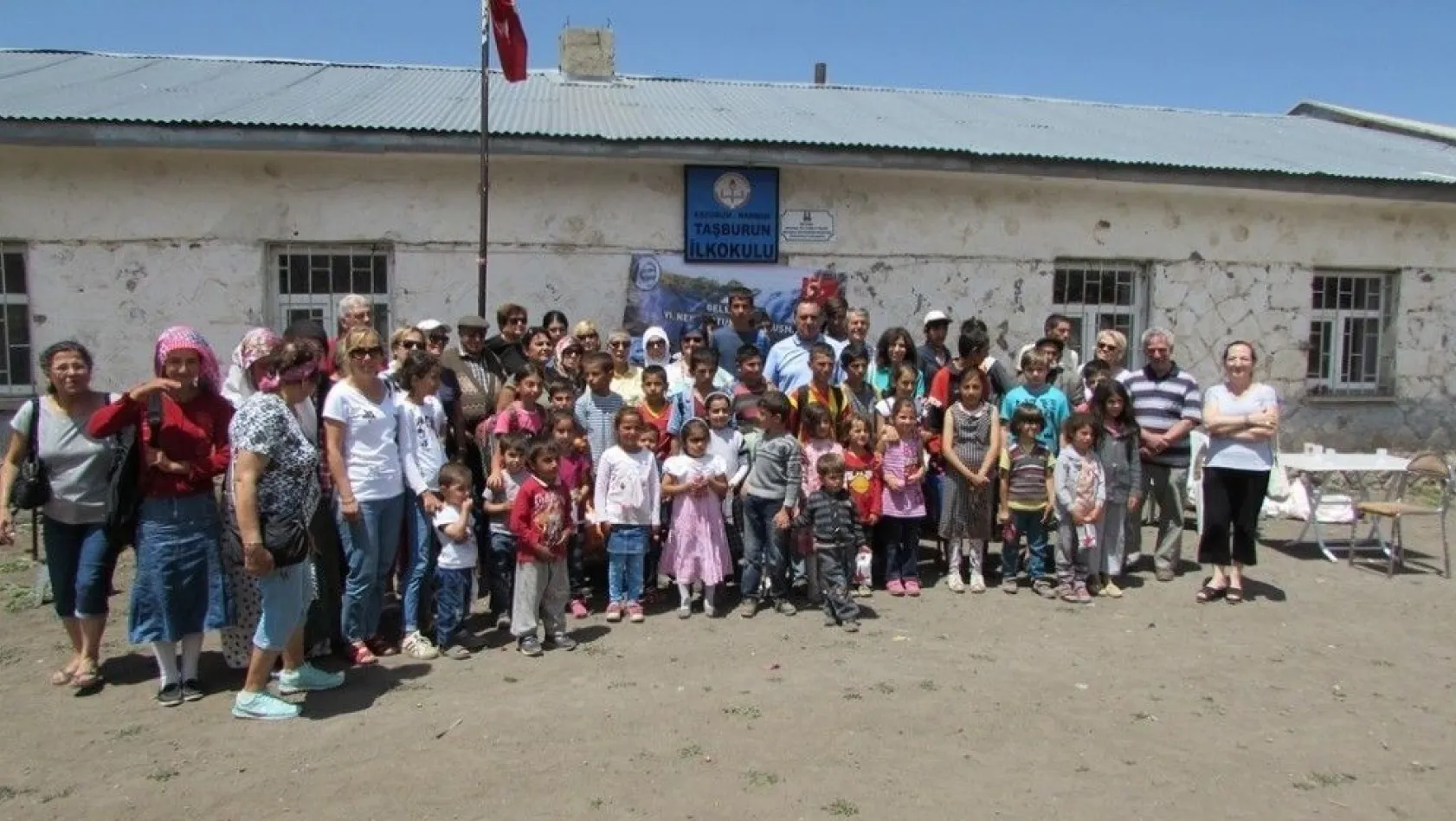 Narman'daki köy okullarında öğrenim gören öğrencilere yardım
