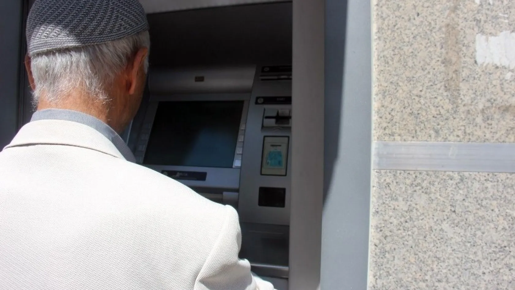 ATM'de unuttuğu emekli maaşını kaptırdı
