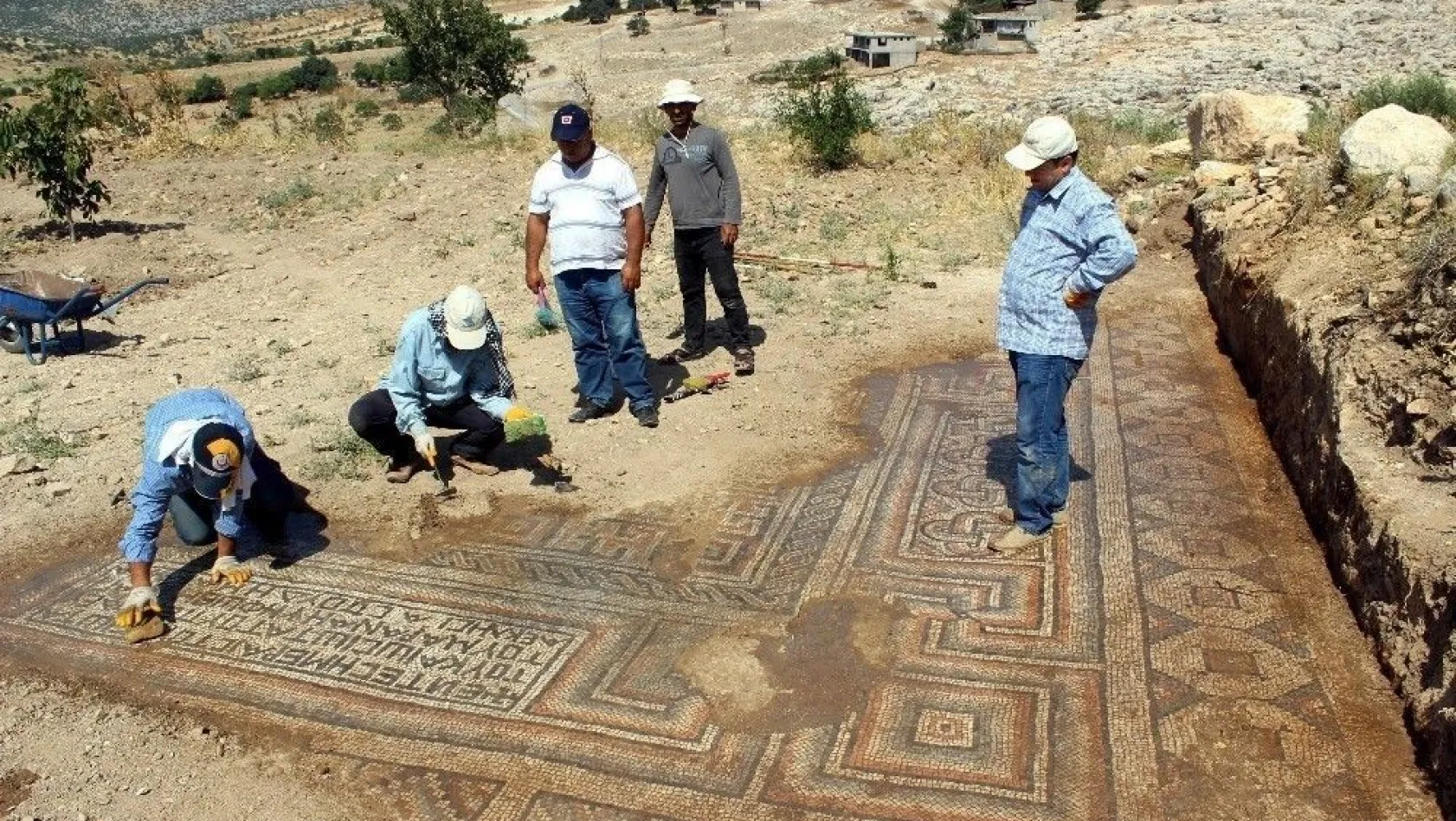 Çiftçinin bulduğu mozaiğin yerinde kilise olduğu ortaya çıktı
