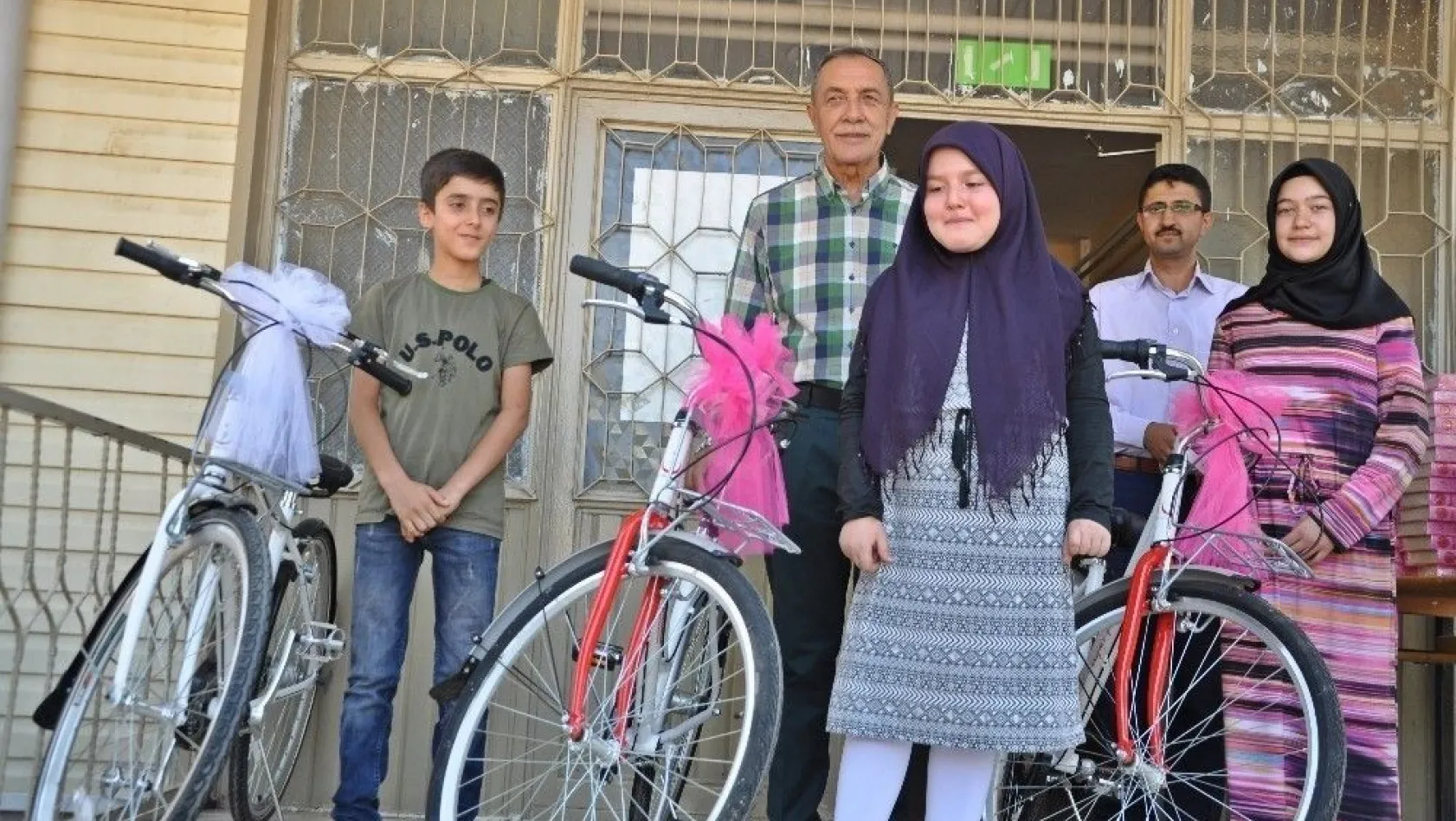Yaz kurslarında başarılı olanlar bisikletle ödüllendirildi

