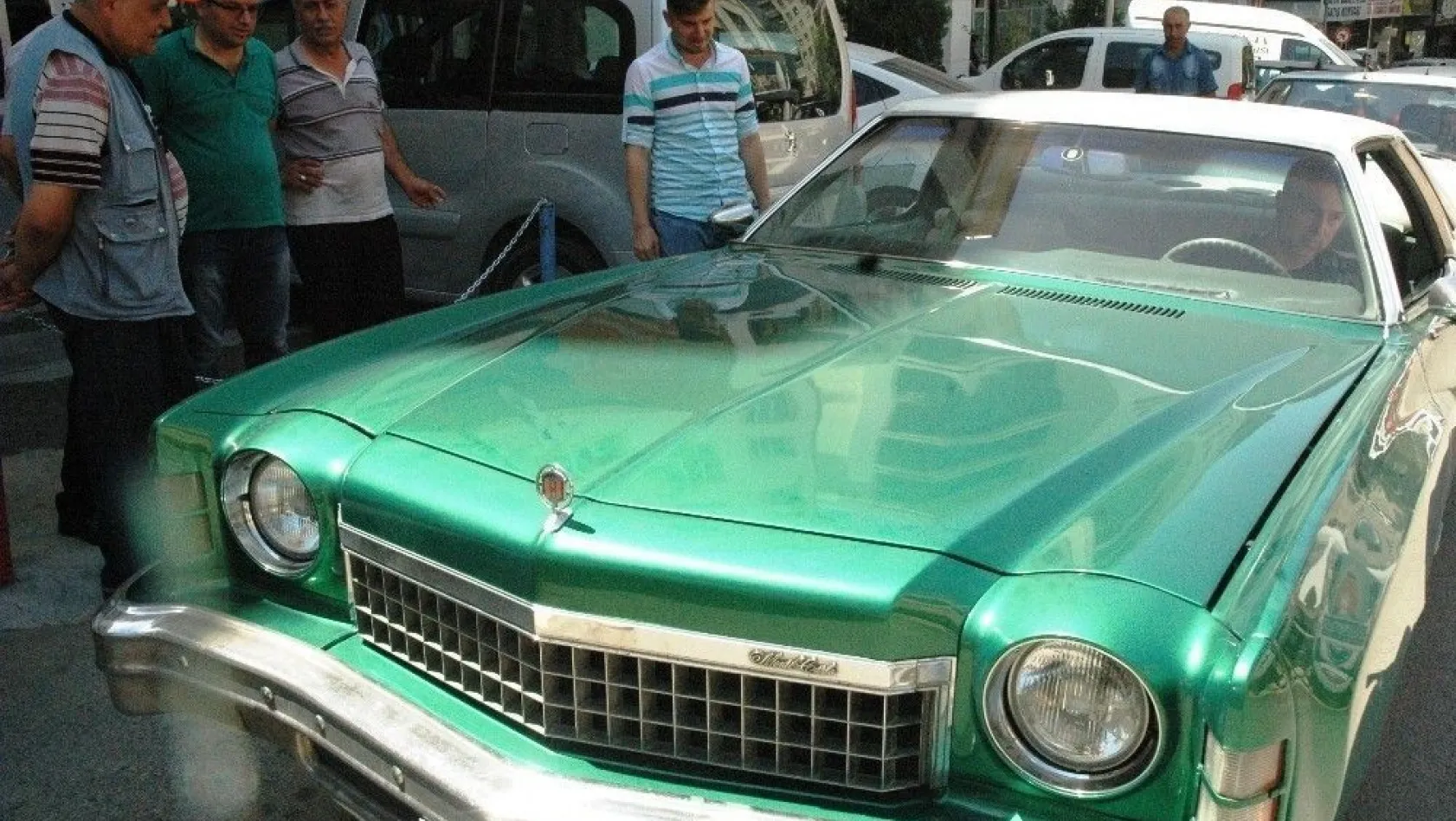 Gurbetçinin klasik otomobili Kahramanmaraş'ta ilgi odağı oldu
