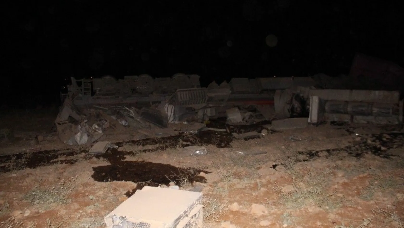 Elazığ'da yük treni devrildi: 2 ölü