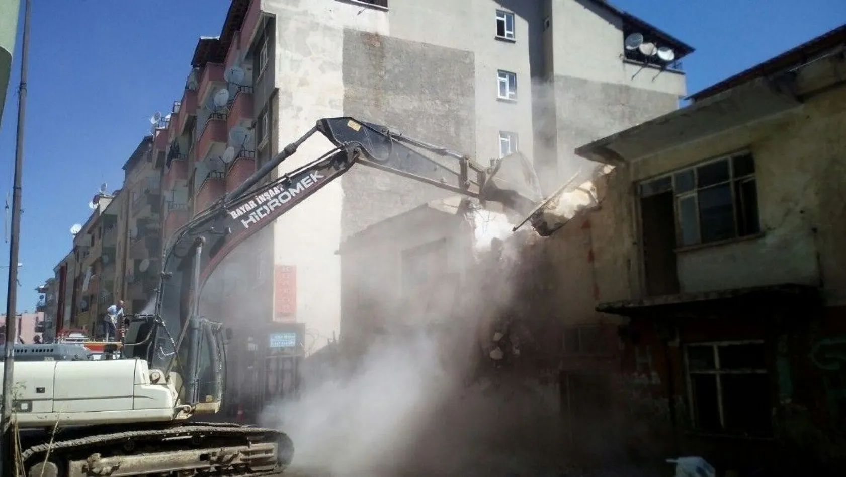 Bingöl'de, metruk yapı ekipler tarafından yıkıldı
