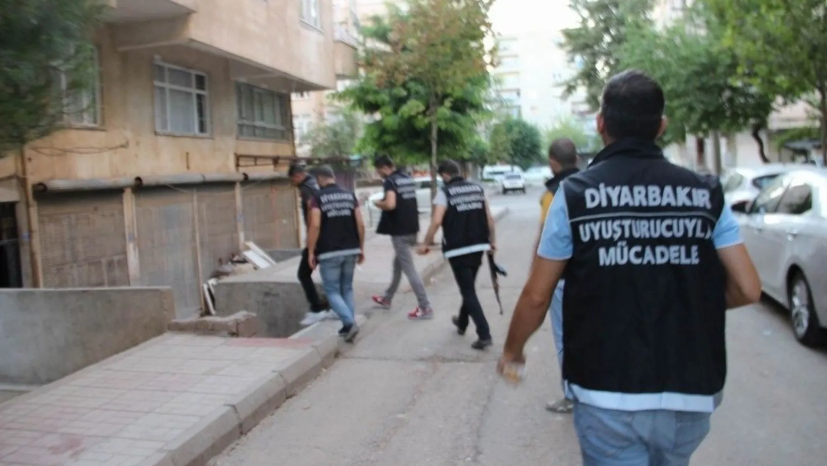 Diyarbakır'da uyuşturucu tacirlerine şafak operasyonu: 5 gözaltı
