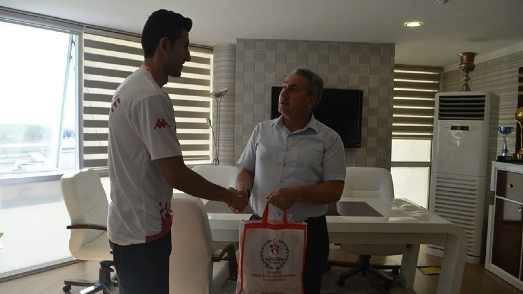Erzurum Gençlik Hizmetleri ve Spor İl Müdürü Taşkesenligil, şampiyonları ödüllendirdi
