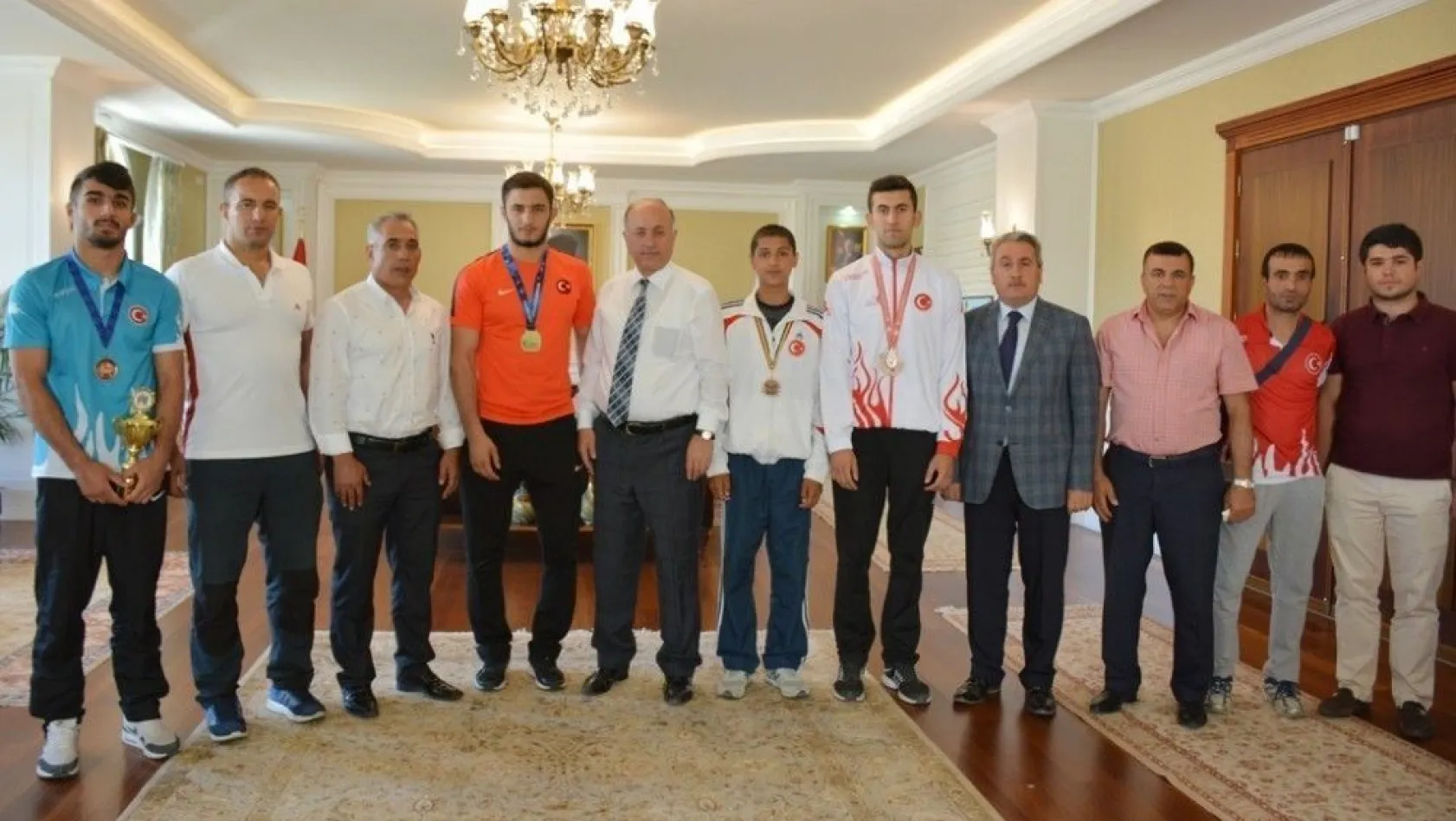 Vali Azizoğlu, başarılı sporcuları ödüllendirdi
