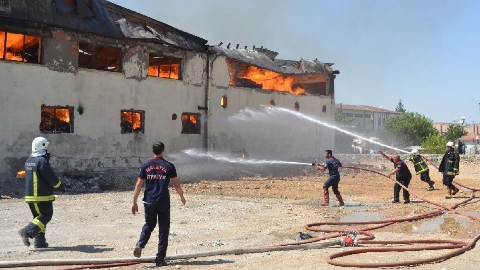 Ambalaj fabrikası alev alev yandı
