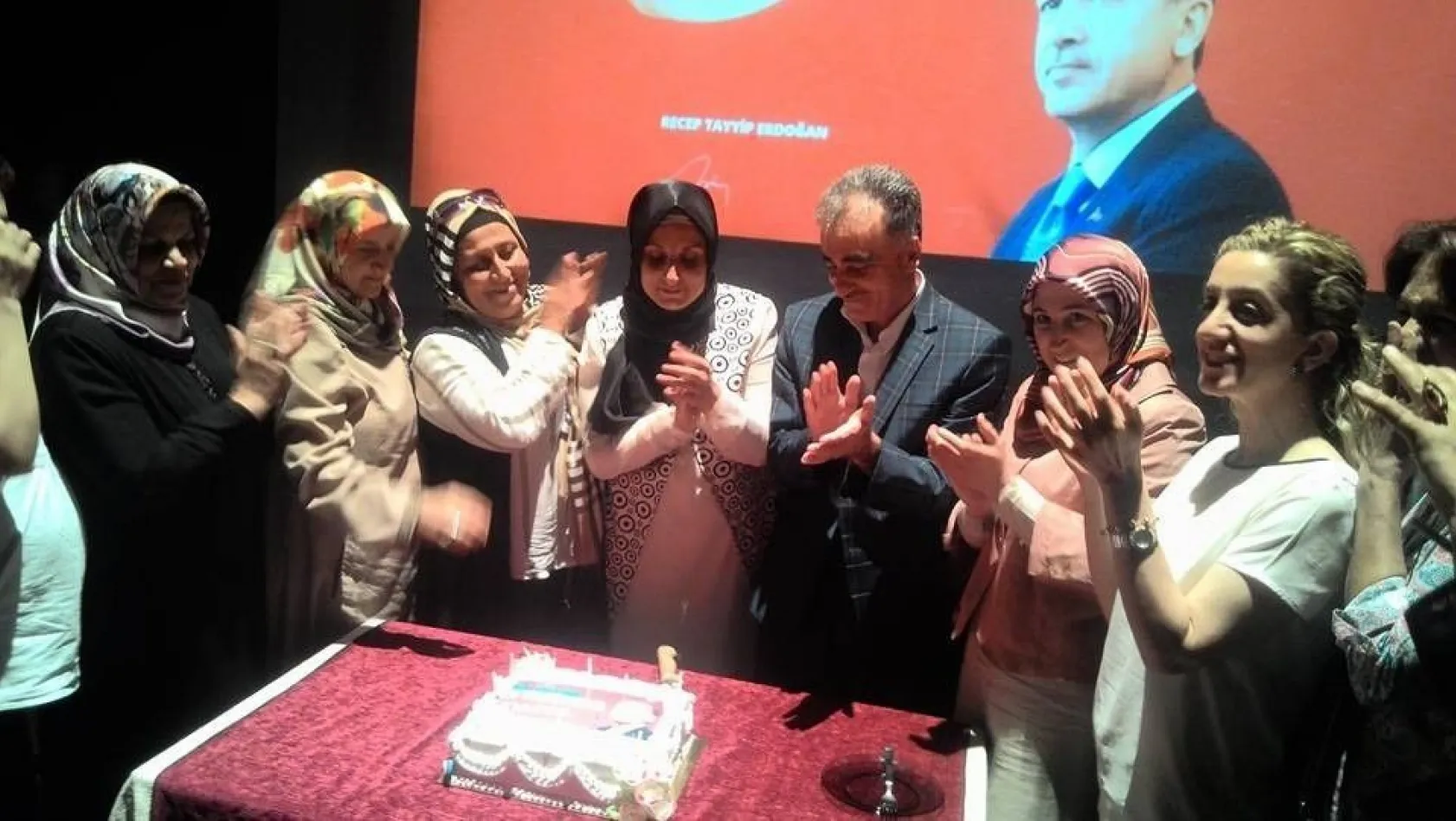Kadınlar, AK Parti'nin 16'ncı yıldönümü kutladı
