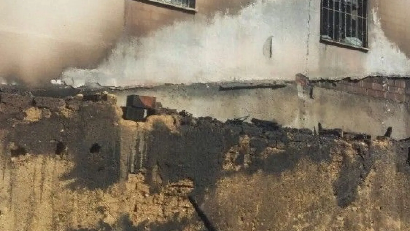 Evde çıkan yangın maddi hasara neden oldu
