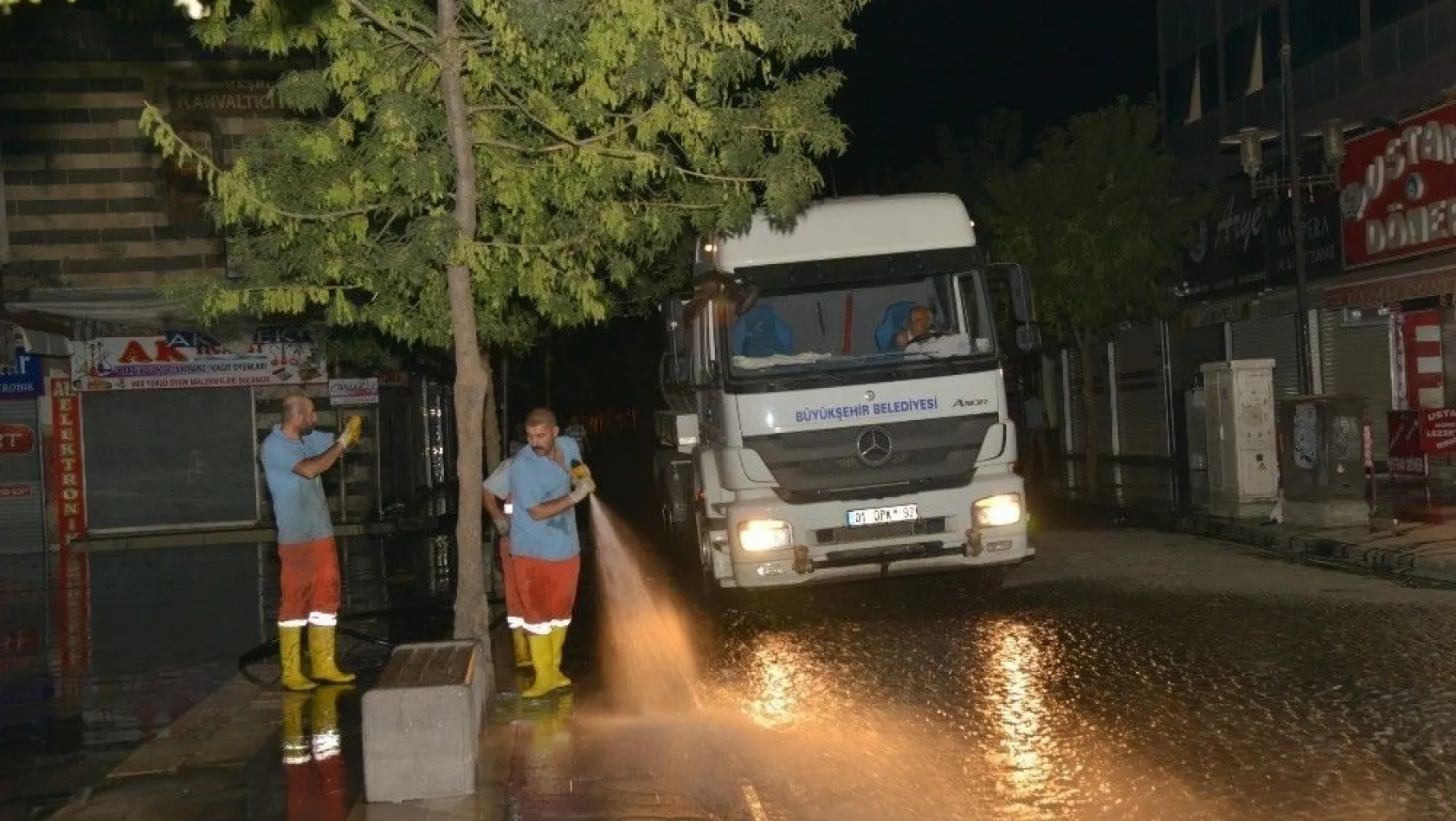 Gazi Caddesi tazyikli su ile yıkandı
