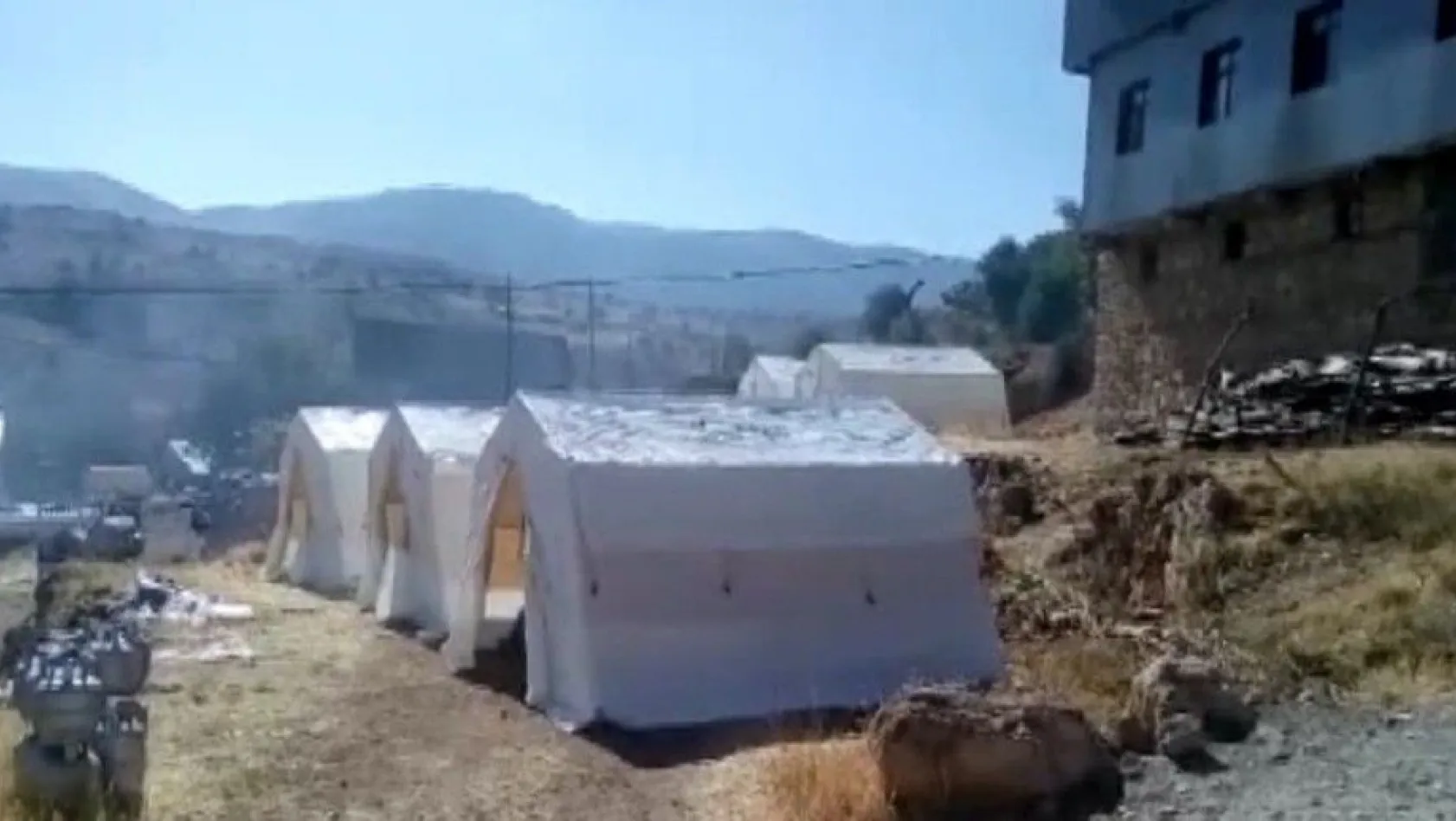 11 evin yandığı köyde AFAD çadırları kuruldu
