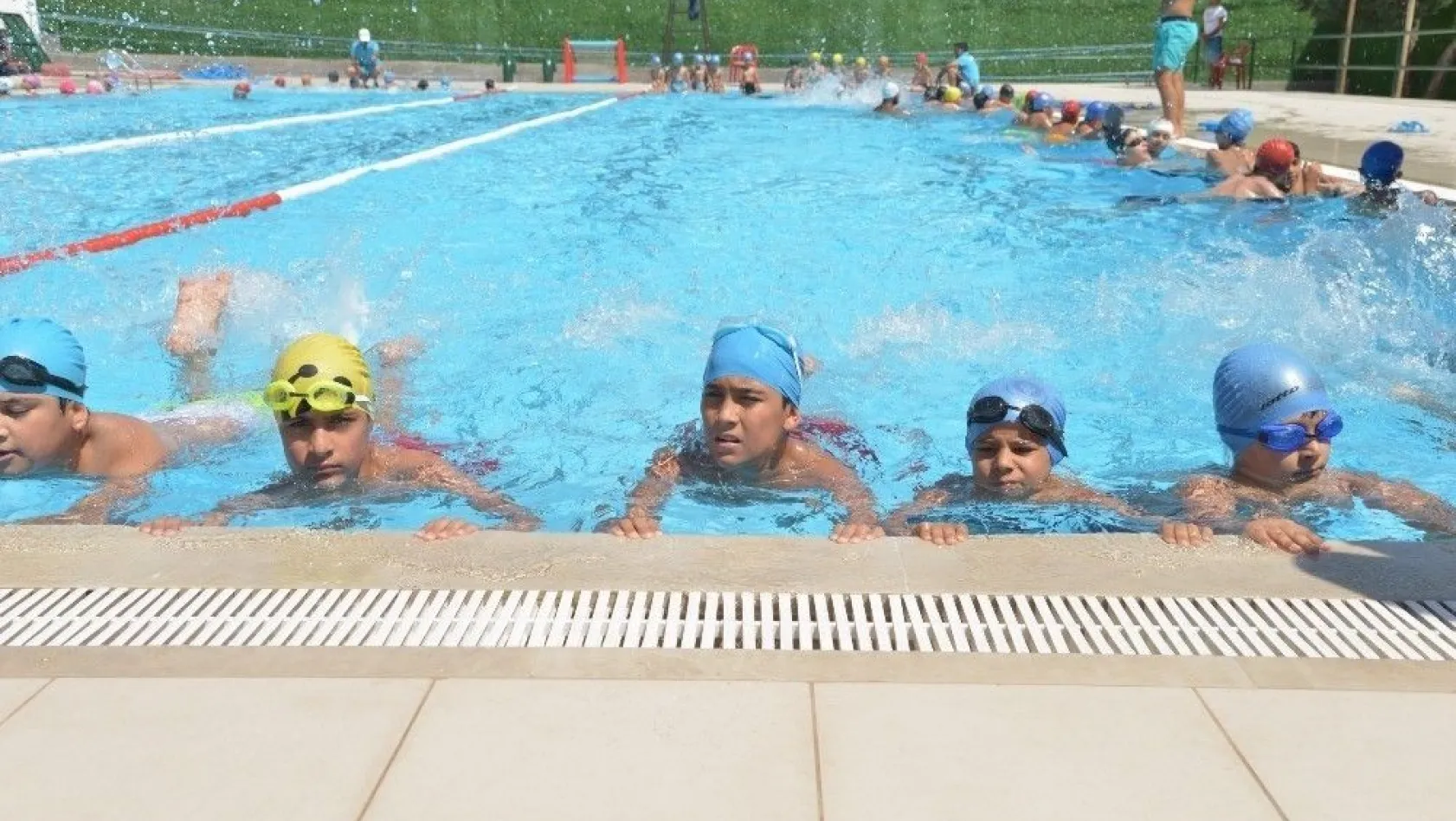 Diyarbakır'da bin 500 çocuk yüzmeyi öğreniyor
