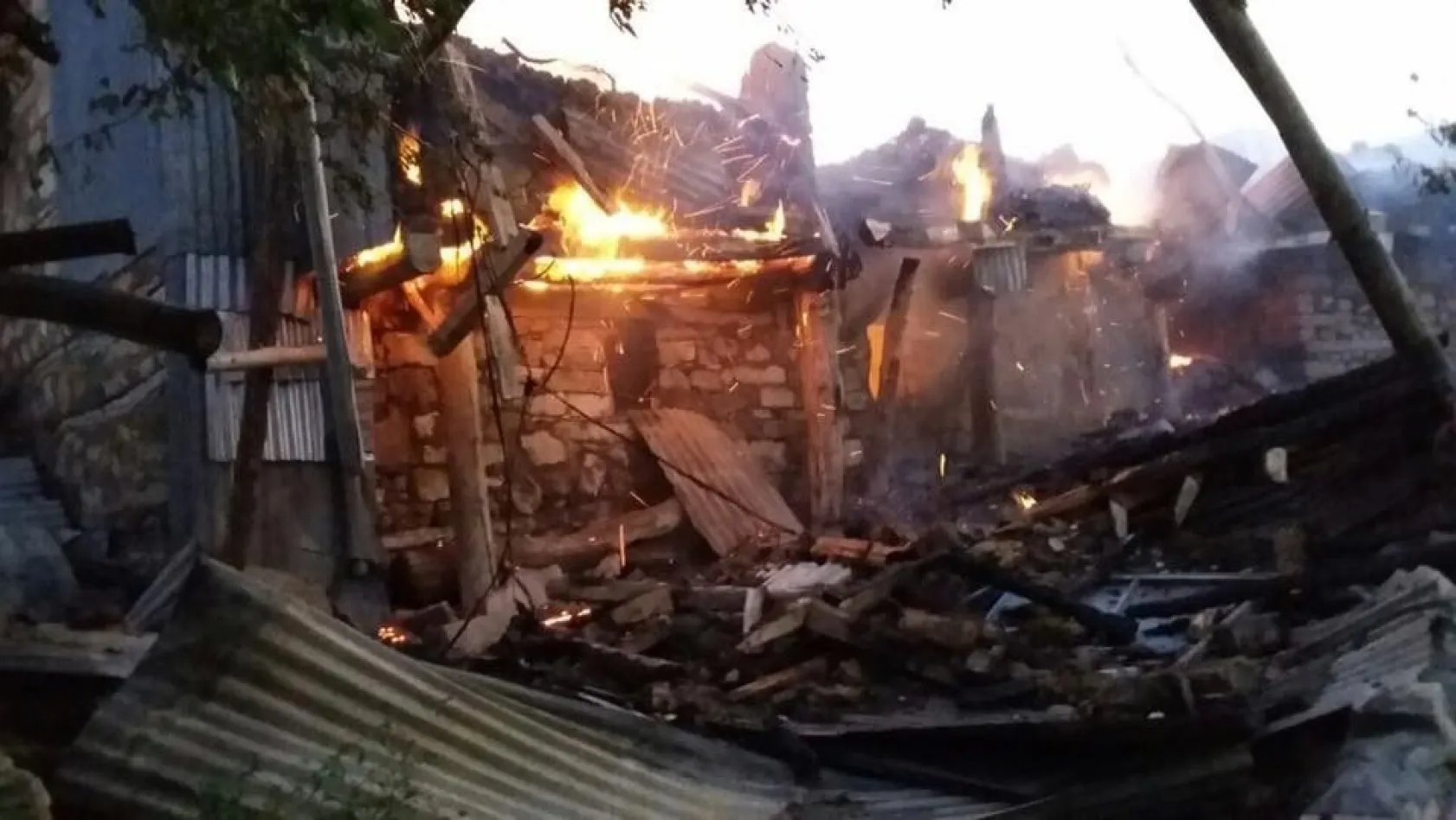 Kemaliye'de 11 ev yandı
