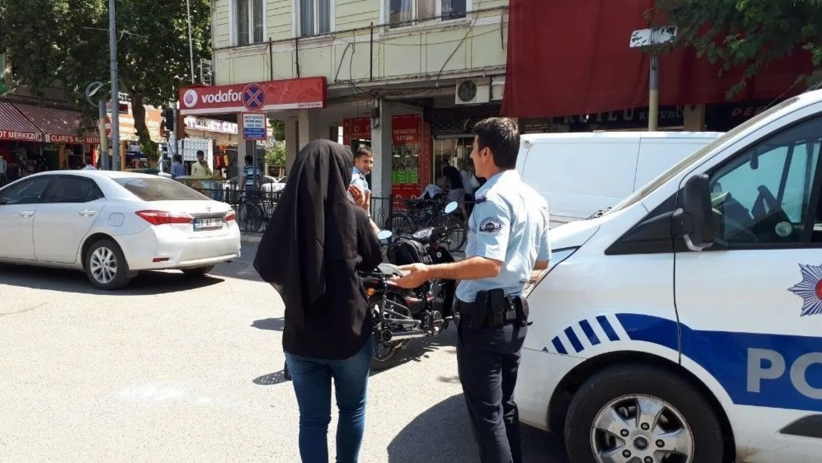 Sırt çantalı şüpheli kadın polis ekiplerini harekete geçirdi
