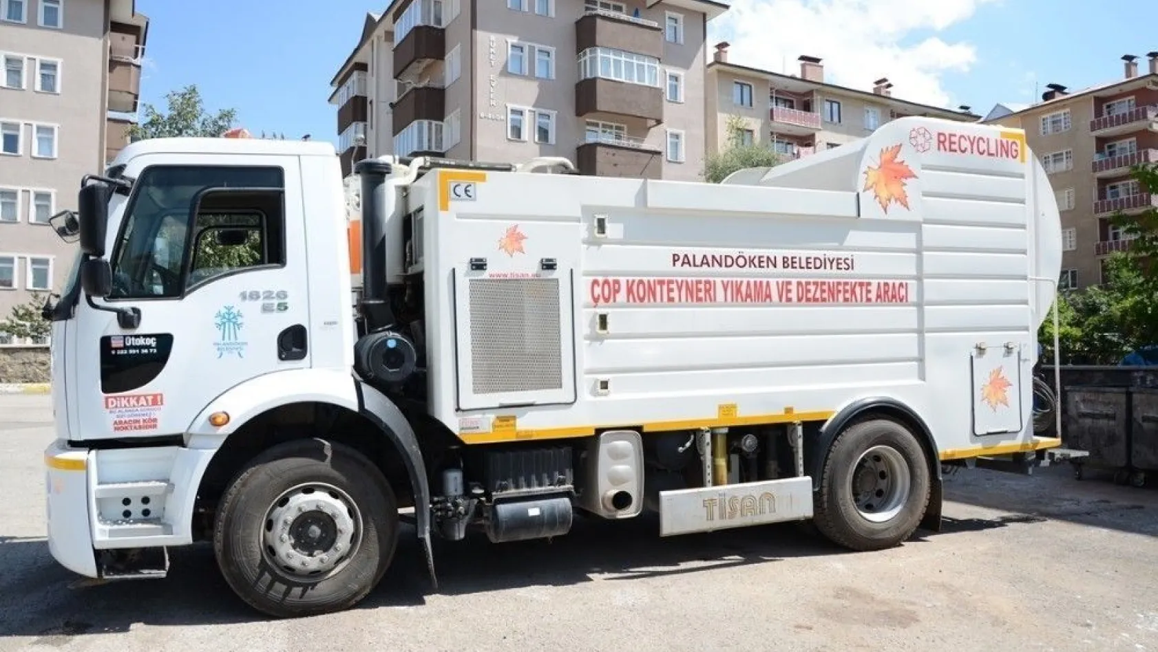Palandöken Belediyesi, çöp konteyneri yıkama ve dezenfekte aracını hizmete soktu
