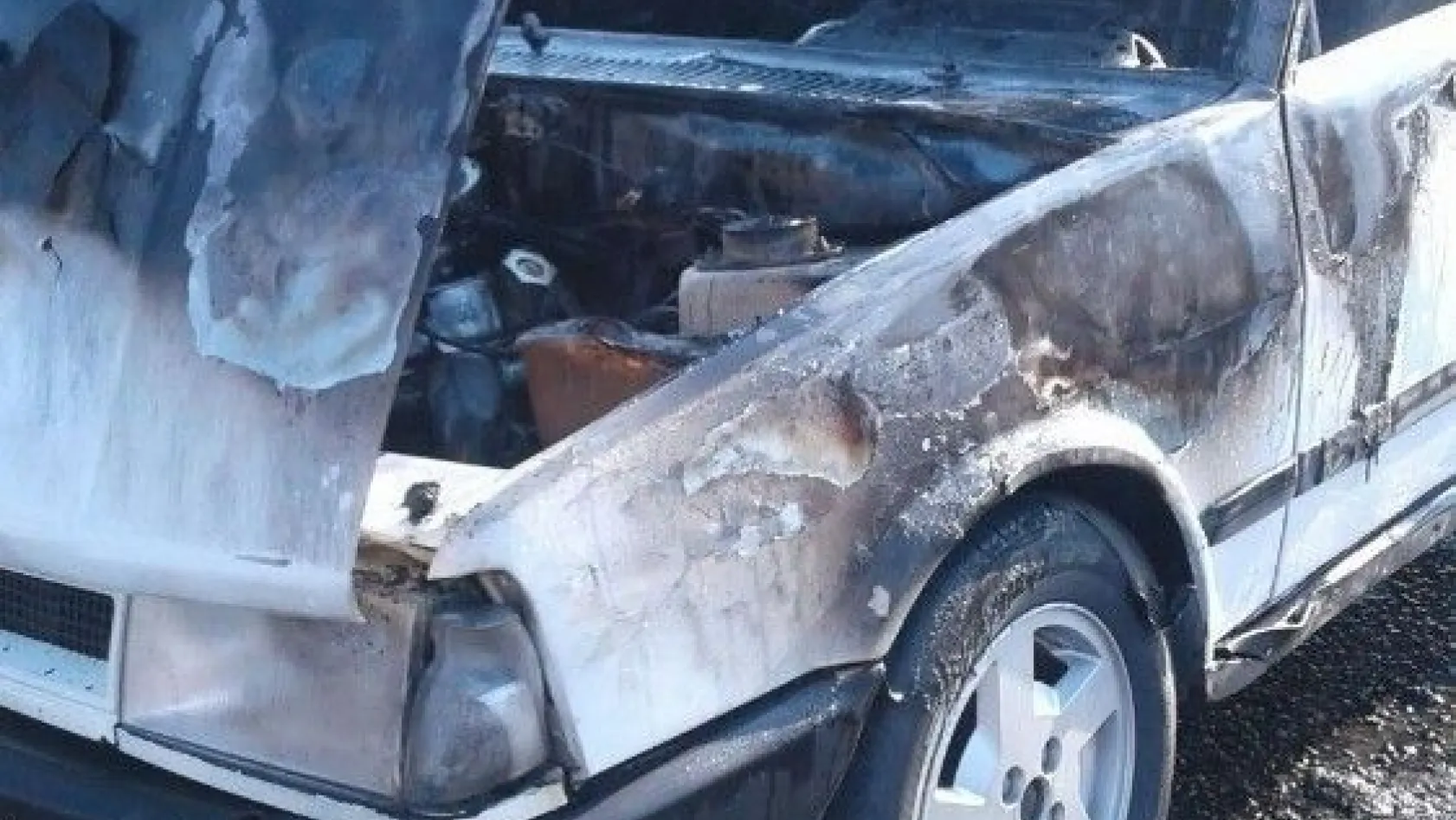 Seyir halindeki otomobil alev alev yandı
