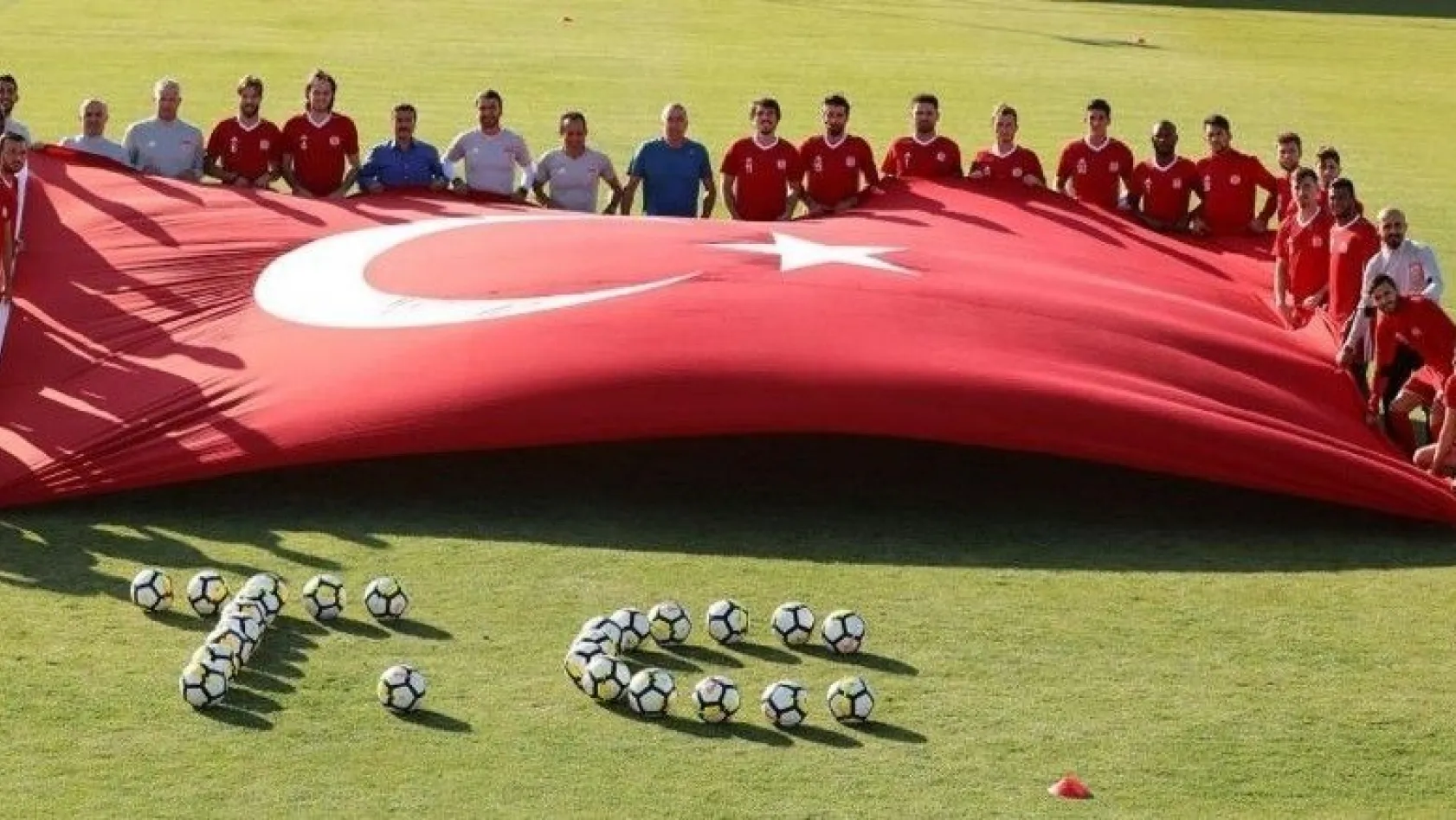Sivasspor'dan 30 Ağustos'a bayraklı kutlama
