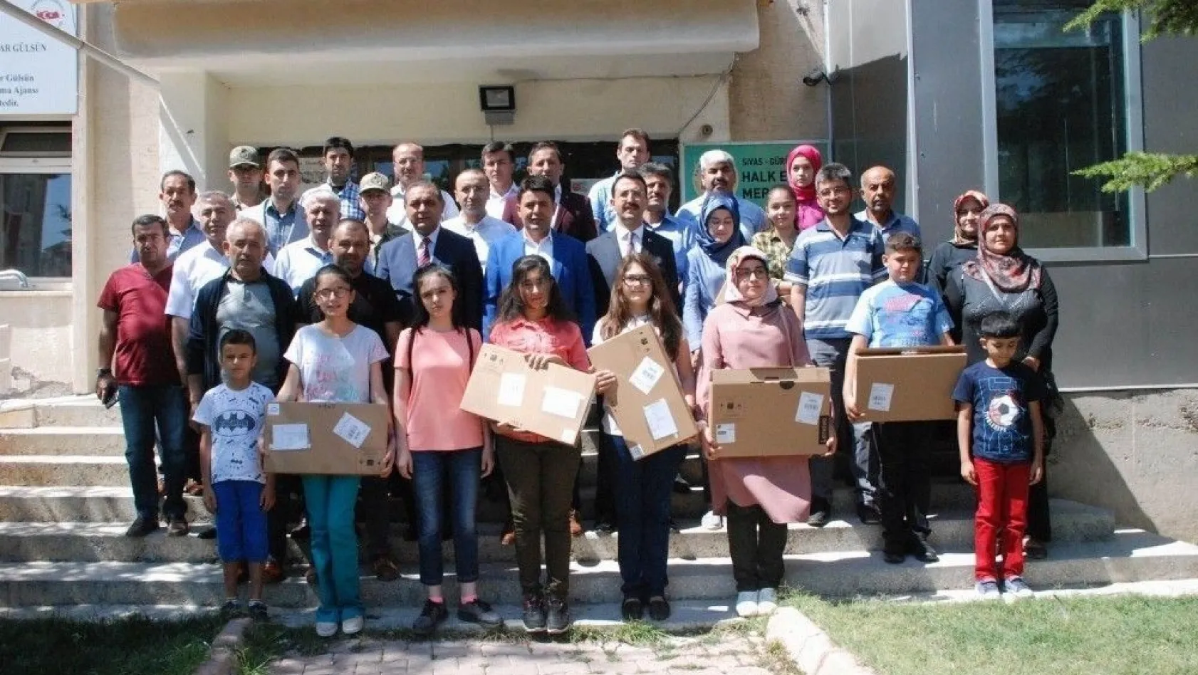 Milletvekili Boyraz'dan TEOG'da dereceye giren öğrencilere ödül

