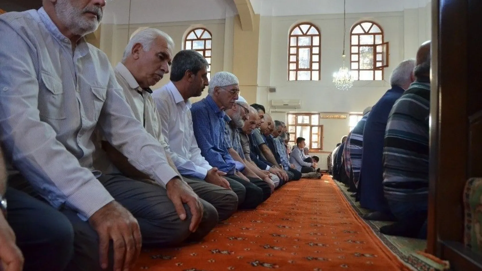 Erzincan'daki bayram namazında camiler doldu taştı
