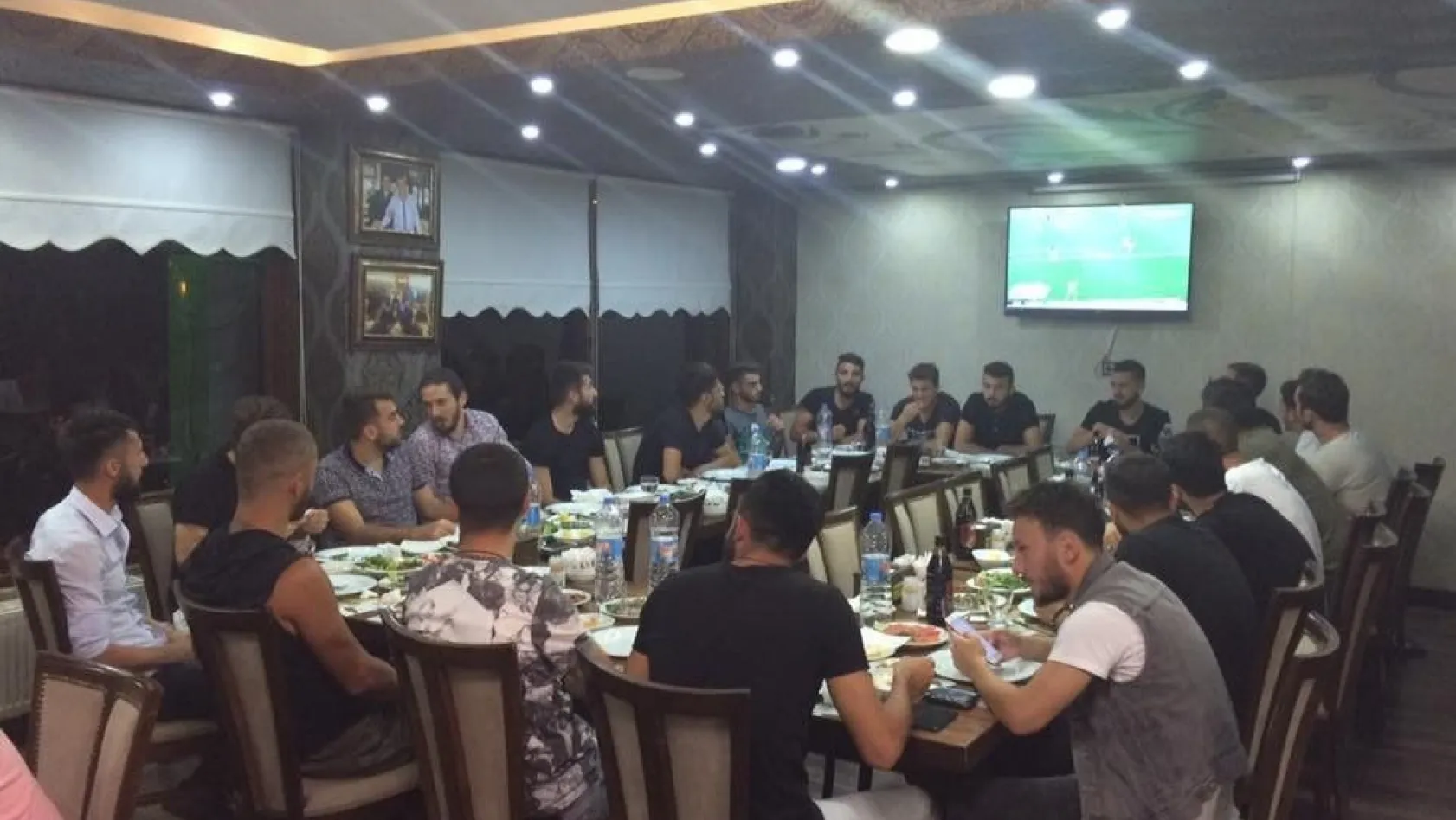 Diyarbekirspor'da futbolculara yemek verildi
