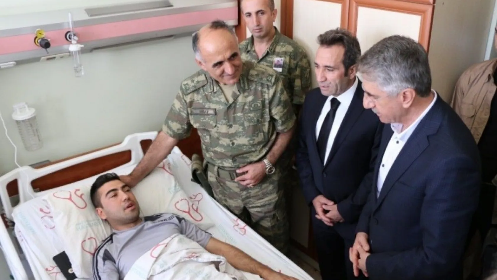 Vali Mantı, yaralı askeri ziyaret etti