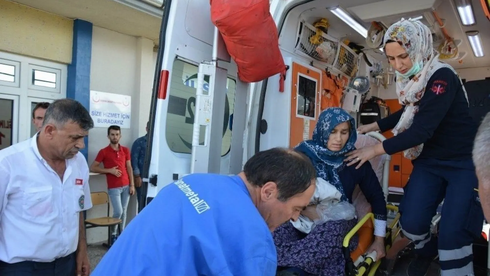 Sivas'ta otomobil şarampole devrildi: 6 yaralı
