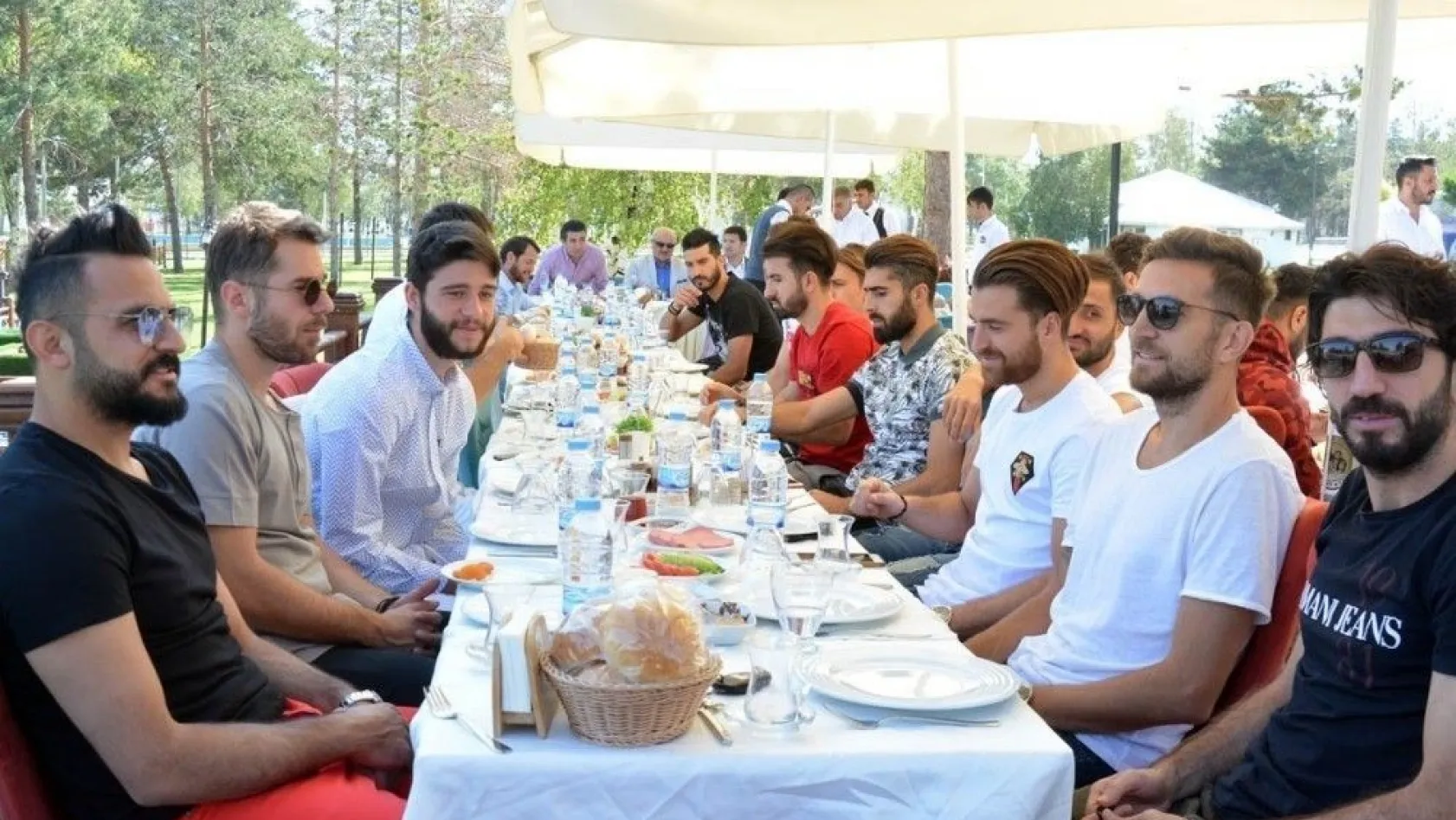 B.B.Erzurumsporlu futbolcular, Yönetim Kurulu ile kahvaltıda bir araya geldi
