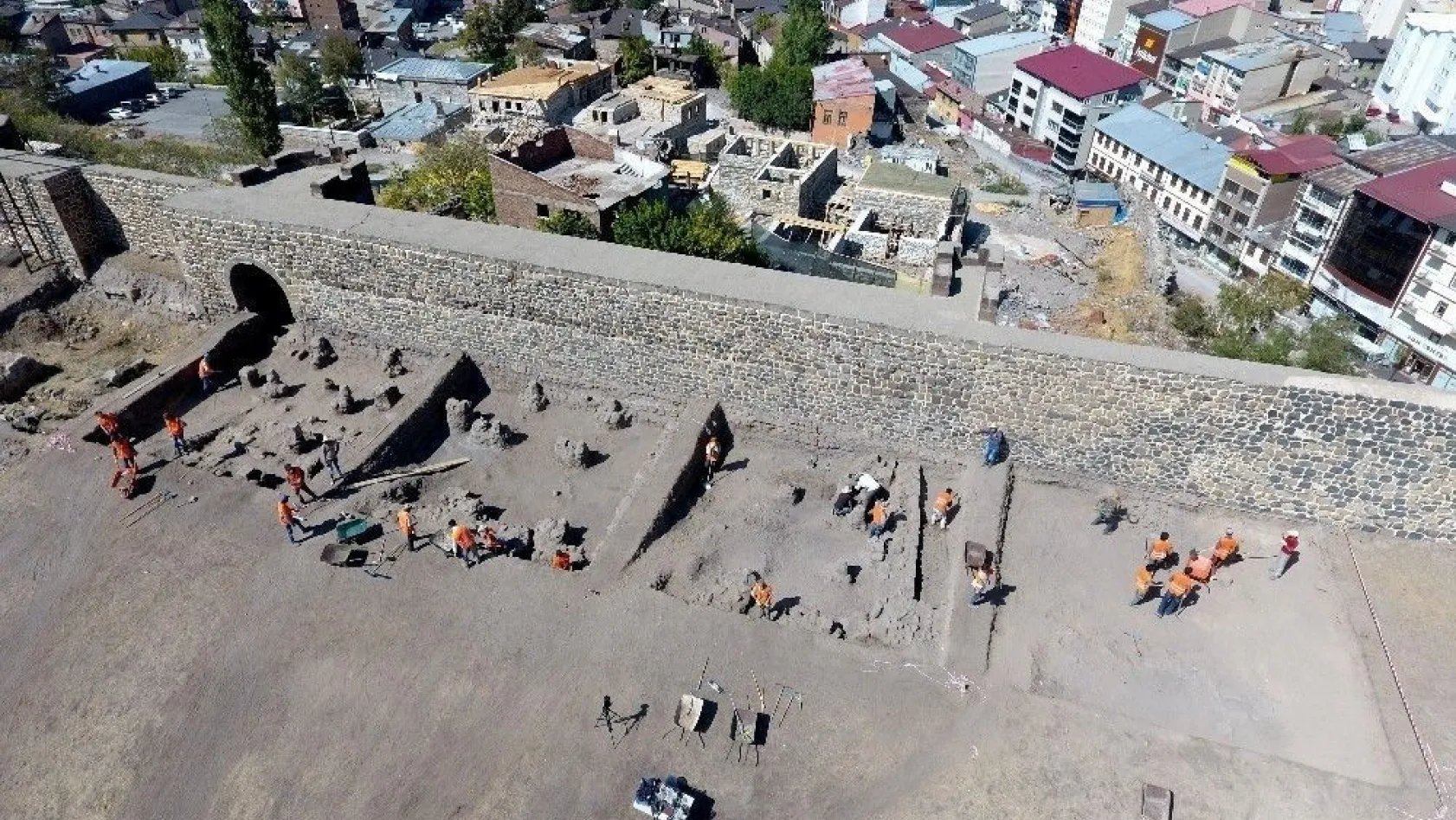 Tarihi Erzurum Kalesi'nde kazı çalışmaları sürüyor
