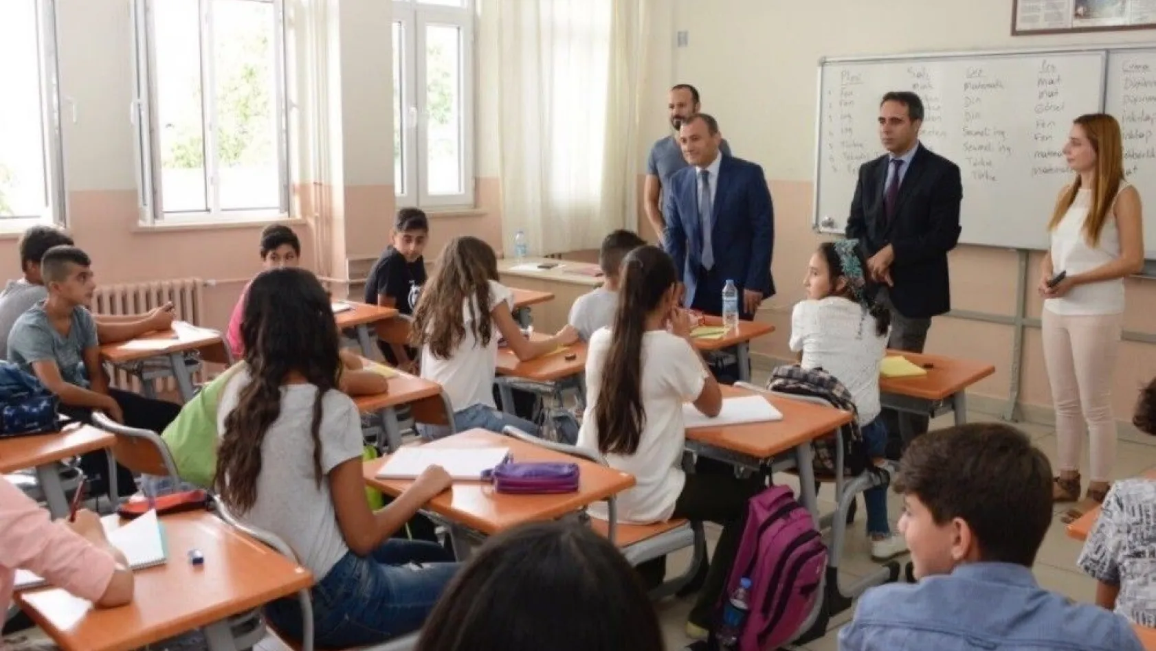 Tunceli'de 8 bin 869 öğrenci ders başı yaptı
