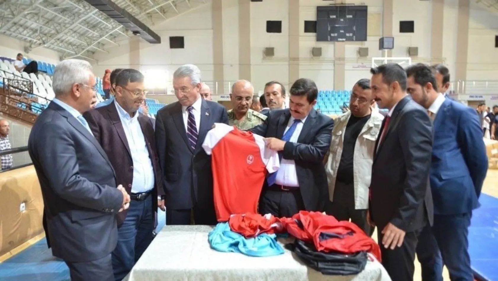 Erzincan da 66 spor klubüne malzeme dağıtımı
