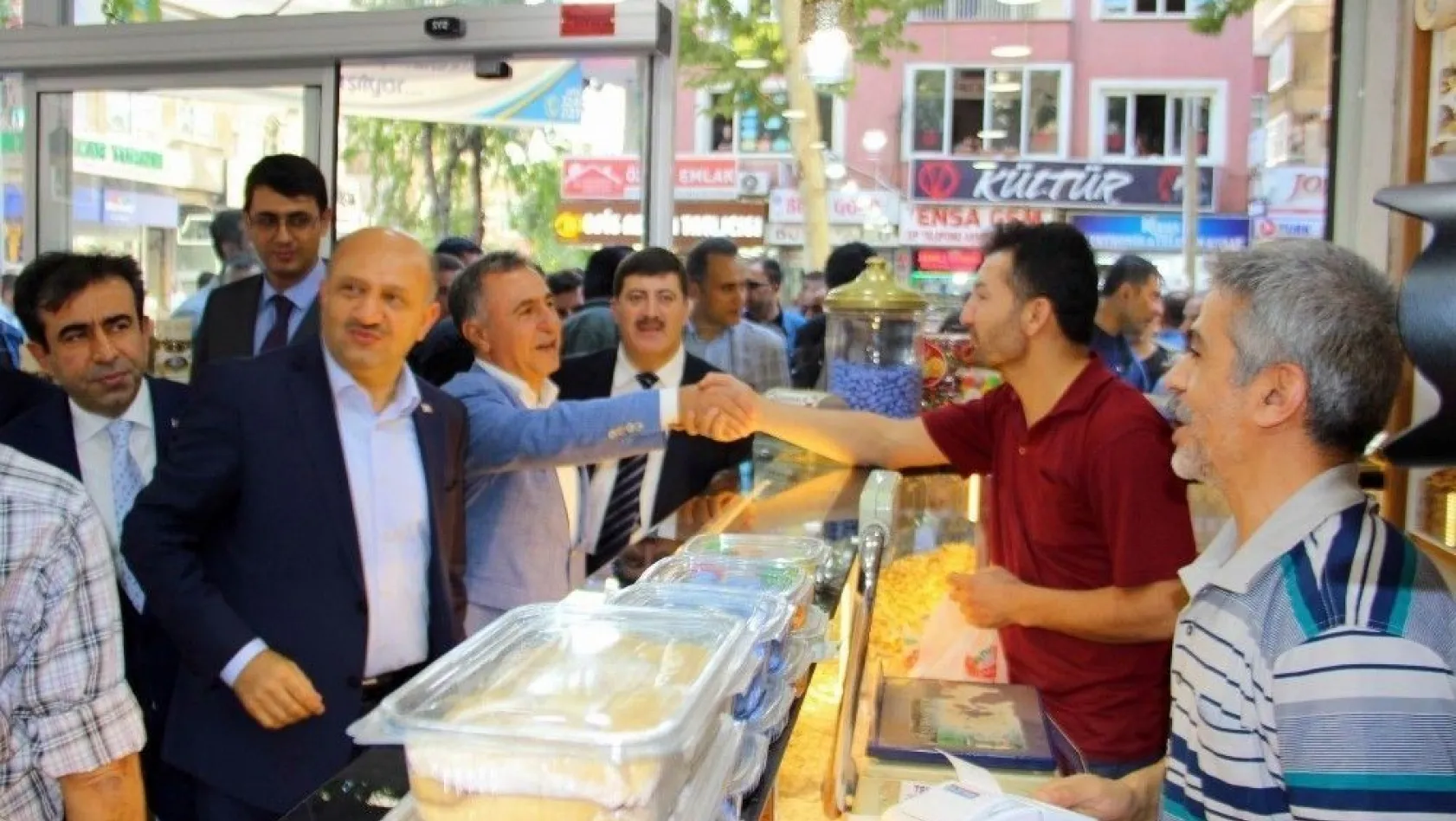 Başbakan Yardımcısı Işık, Diyarbakır'da esnafı ziyaret etti
