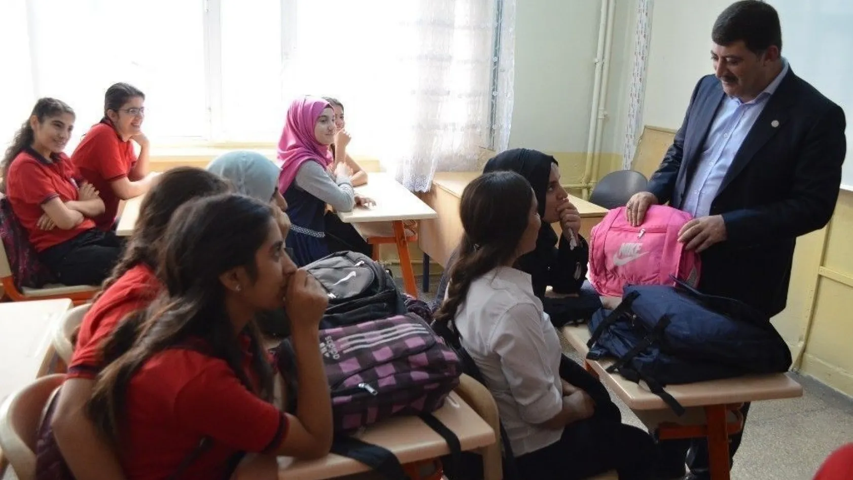 AK Parti'den öğrencilere kırtasiye yardımı
