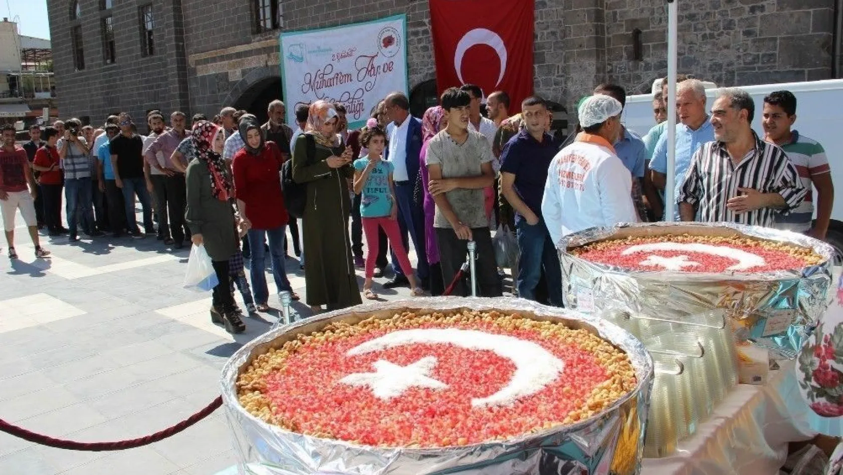 Sur'da 10 bin kişiye Türk bayrağıyla süslenmiş aşure dağıtıldı
