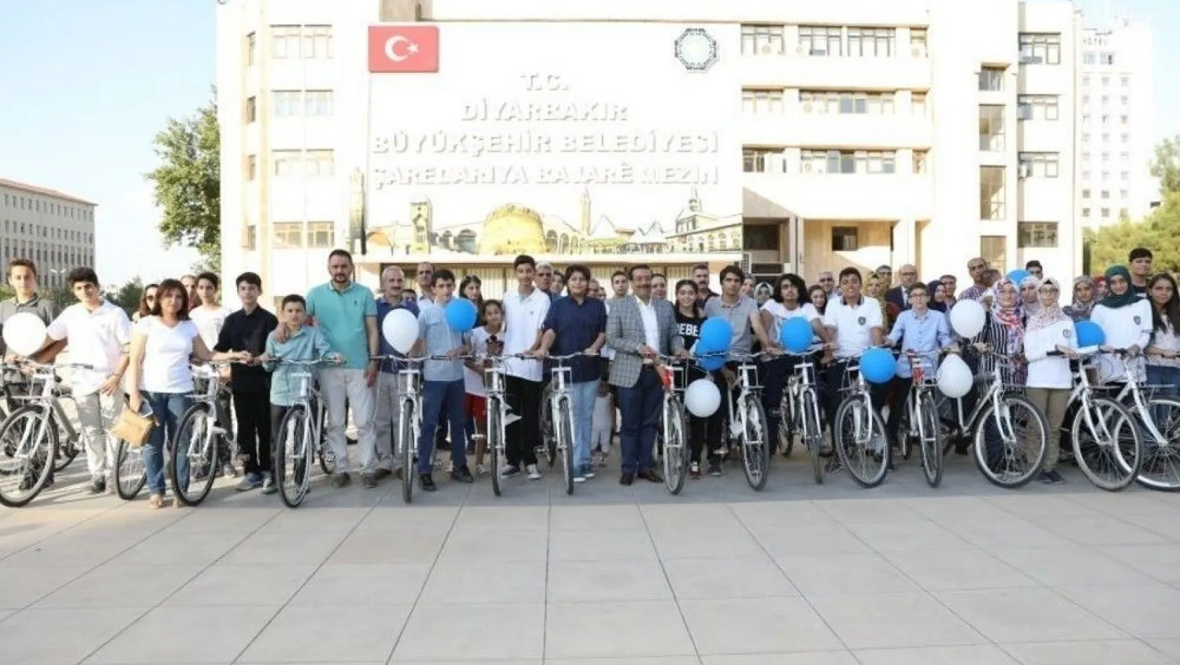 Başkan Atilla, başarılı öğrencilere bisiklet hediye etti
