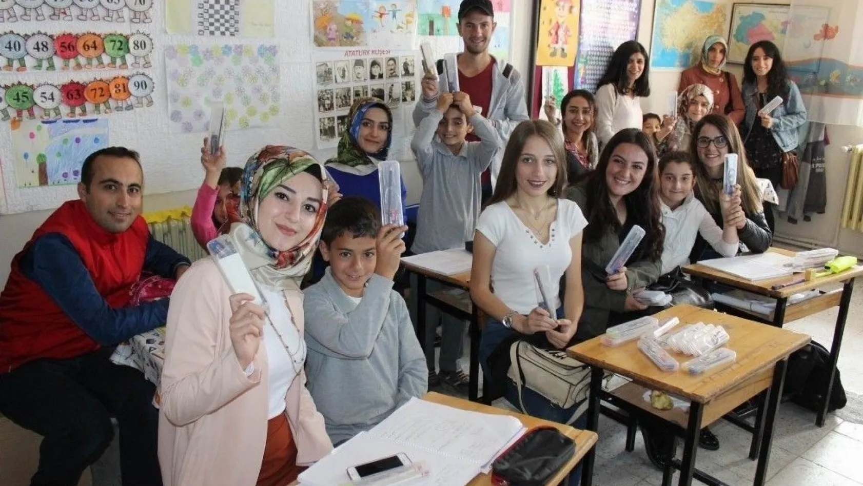 Erzincan'da öğrencilere kırtasiye seti dağıtıldı
