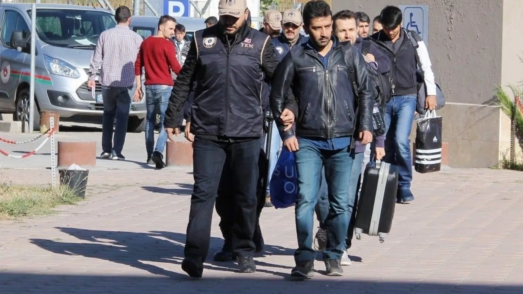 Sivas'ta FETÖ'den 5 asker tutuklandı
