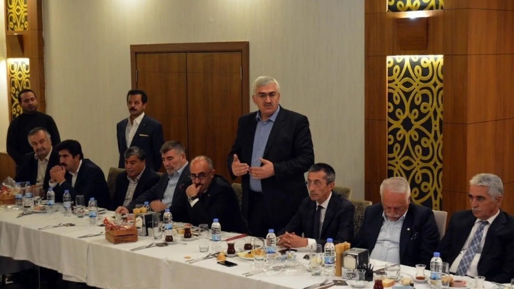 Erzurum AK Parti'de görev yapan partililer kahvaltıda bir araya geldi
