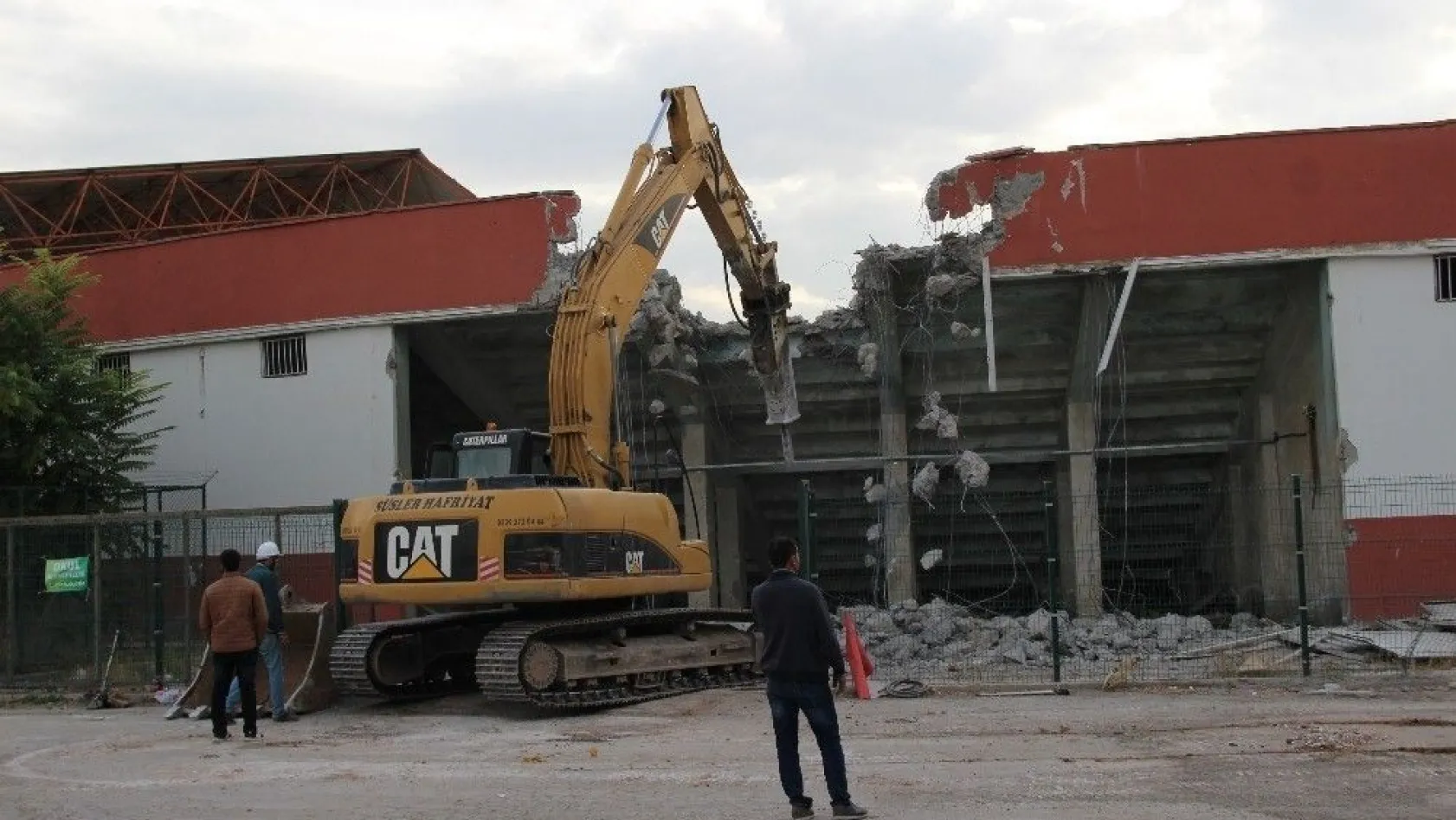 Elazığ Atatürk Stadyumu'nda yıkım başladı